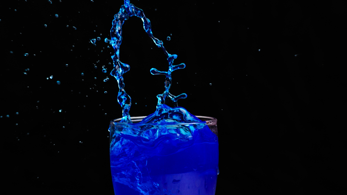 Blauer Herzförmiger Anhänger Mit Silberner Kette. Wallpaper in 1366x768 Resolution