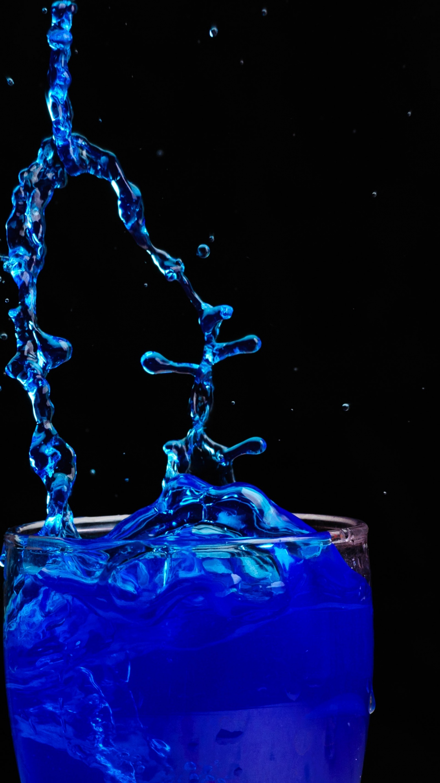 Blauer Herzförmiger Anhänger Mit Silberner Kette. Wallpaper in 1440x2560 Resolution