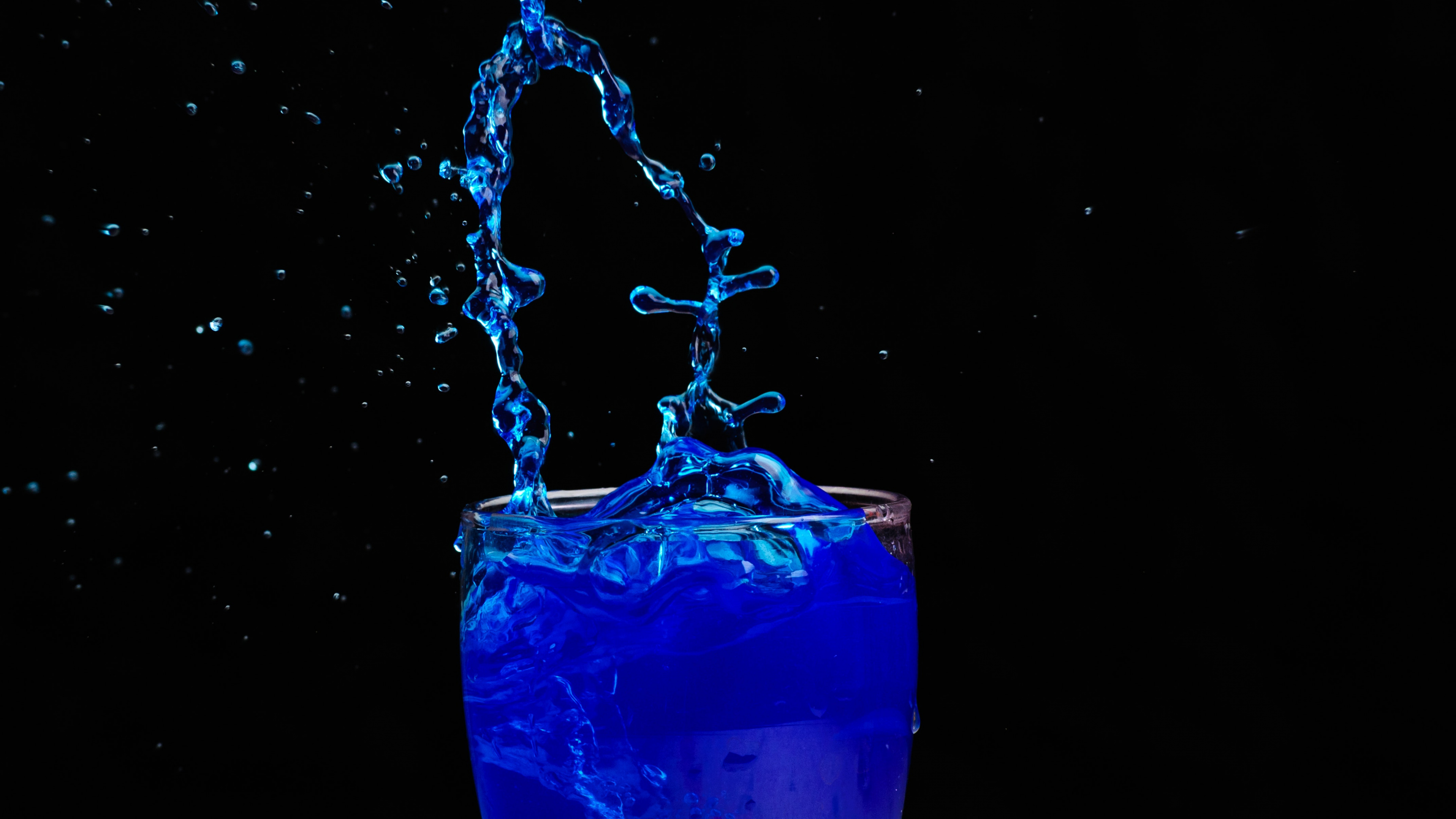 Blauer Herzförmiger Anhänger Mit Silberner Kette. Wallpaper in 3840x2160 Resolution