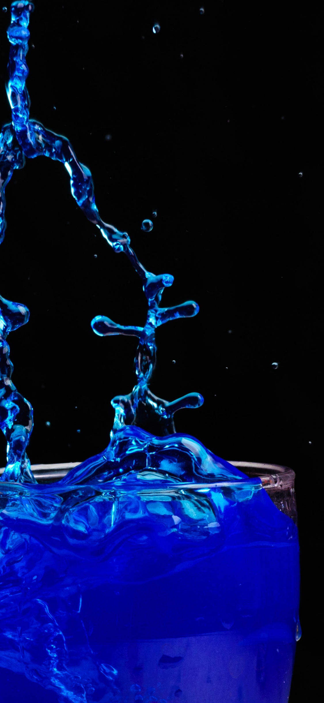 Colgante en Forma de Corazón Azul Con Collar de Cadena de Plata. Wallpaper in 1125x2436 Resolution