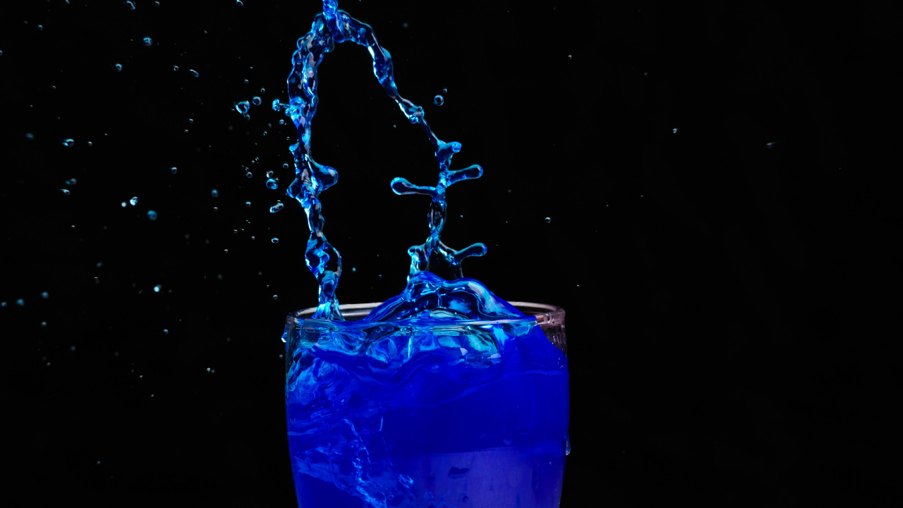 Colgante en Forma de Corazón Azul Con Collar de Cadena de Plata. Wallpaper in 1280x720 Resolution