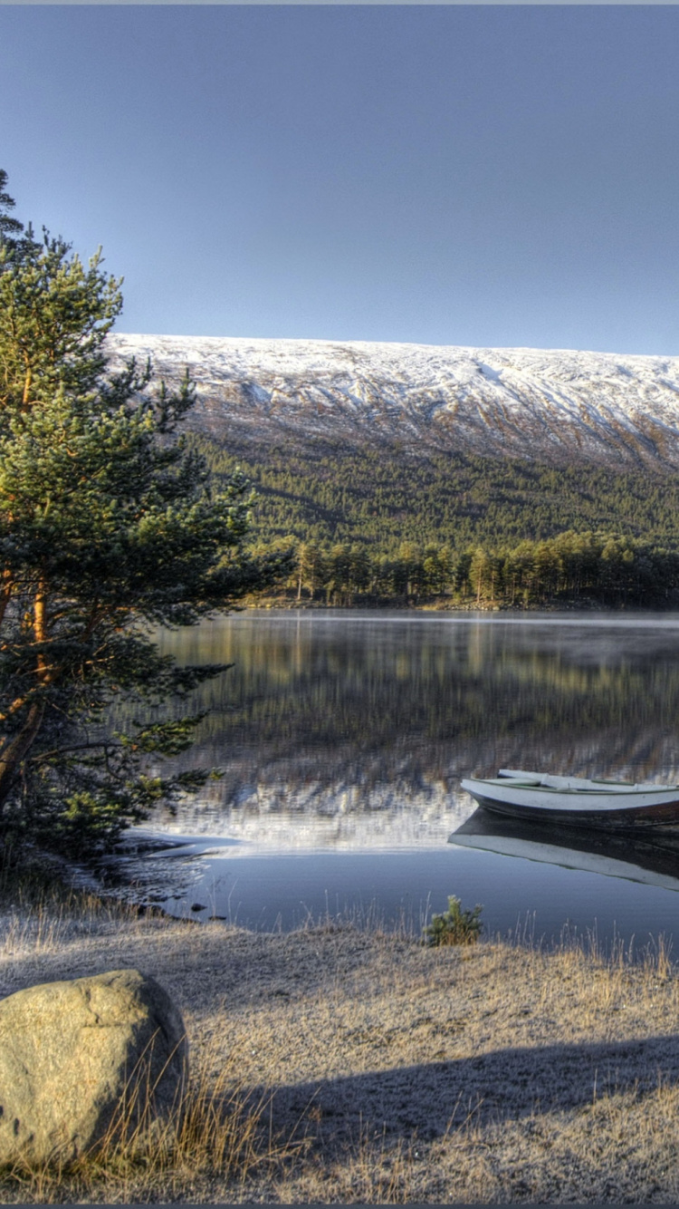 Bateau Blanc Sur le Lac Pendant la Journée. Wallpaper in 750x1334 Resolution