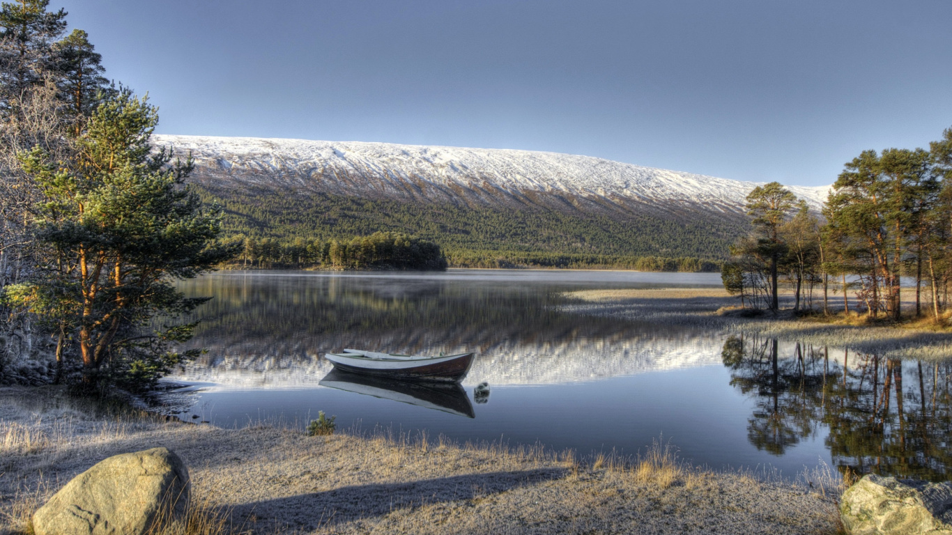 White Boat on Lake During Daytime. Wallpaper in 1366x768 Resolution