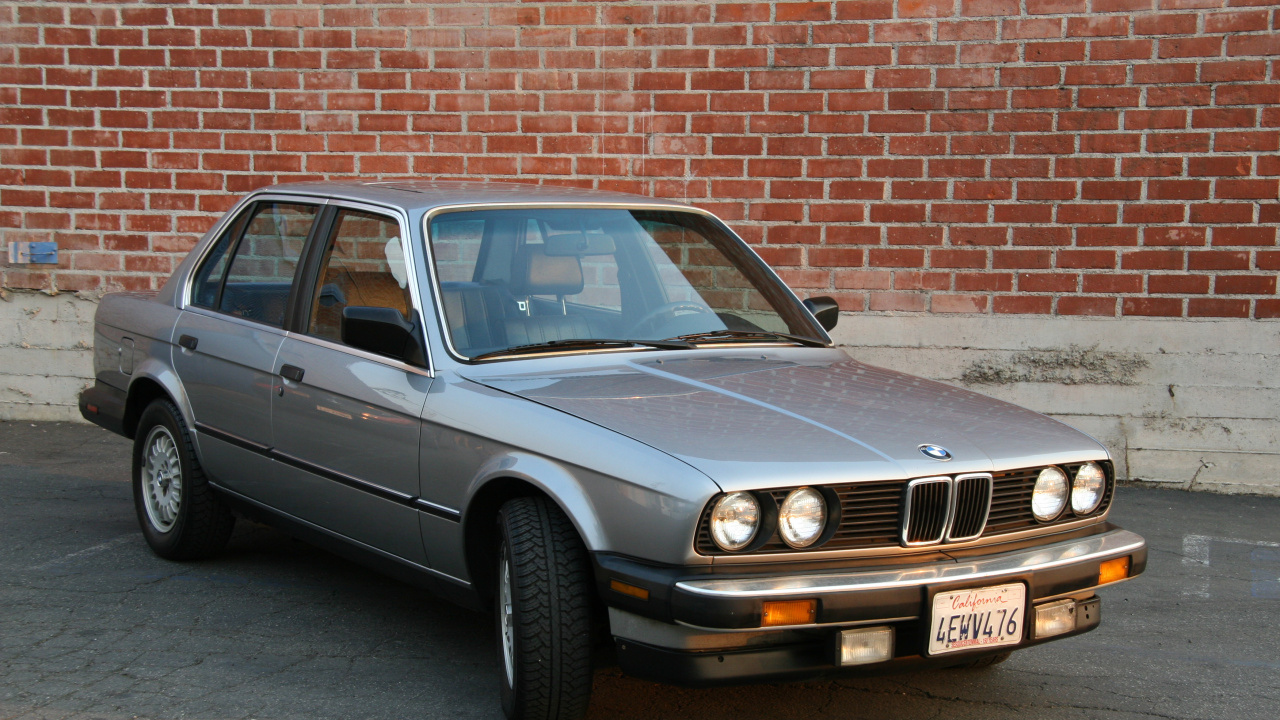 Mercedes Benz Coupe Negro Estacionado Junto a la Pared de Ladrillo Marrón. Wallpaper in 1280x720 Resolution