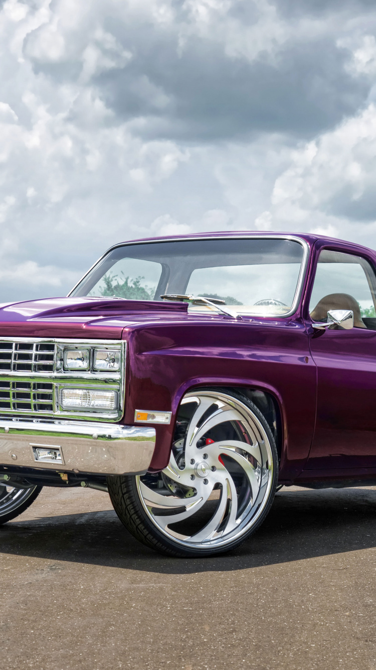 Roter Chevrolet-Einzelkabinen-Pickup-Truck Auf Grauer Asphaltstraße Unter Weißen Wolken Und Blauem Himmel. Wallpaper in 750x1334 Resolution