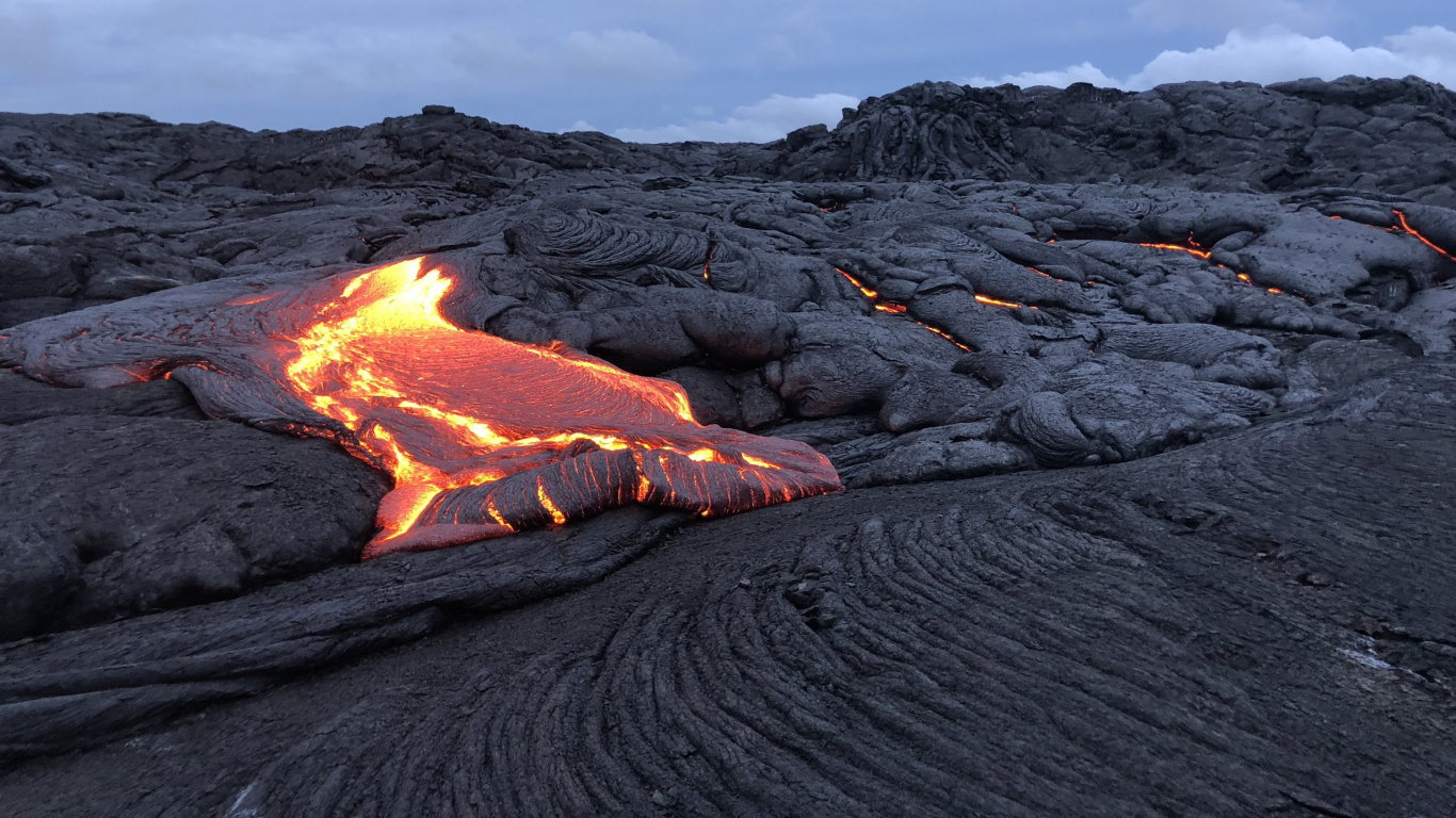 Arena Marrón Bajo el Cielo Nublado Gris Durante el Día. Wallpaper in 1366x768 Resolution