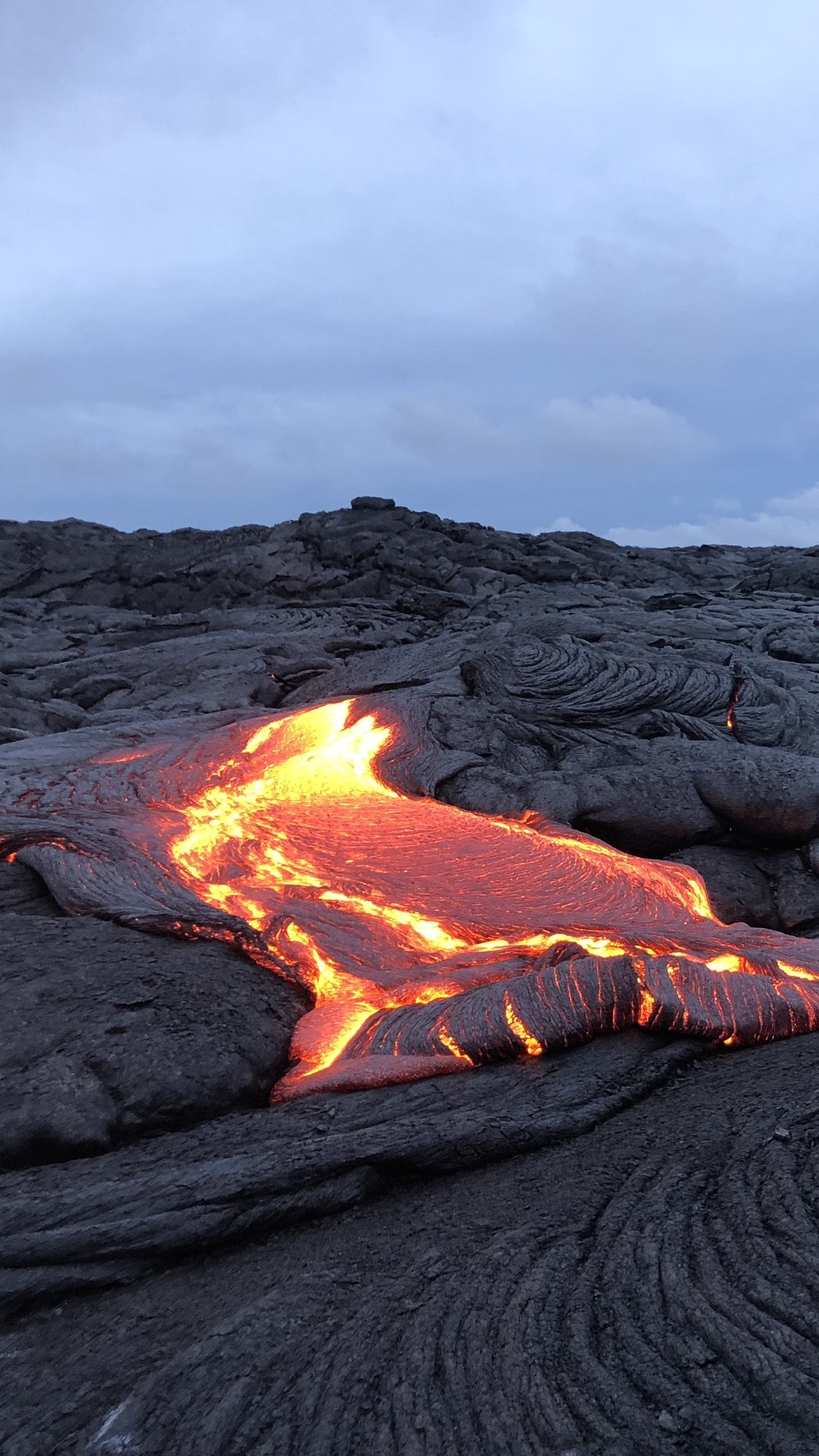 Brauner Sand Unter Grauem Wolkenhimmel Tagsüber. Wallpaper in 1080x1920 Resolution