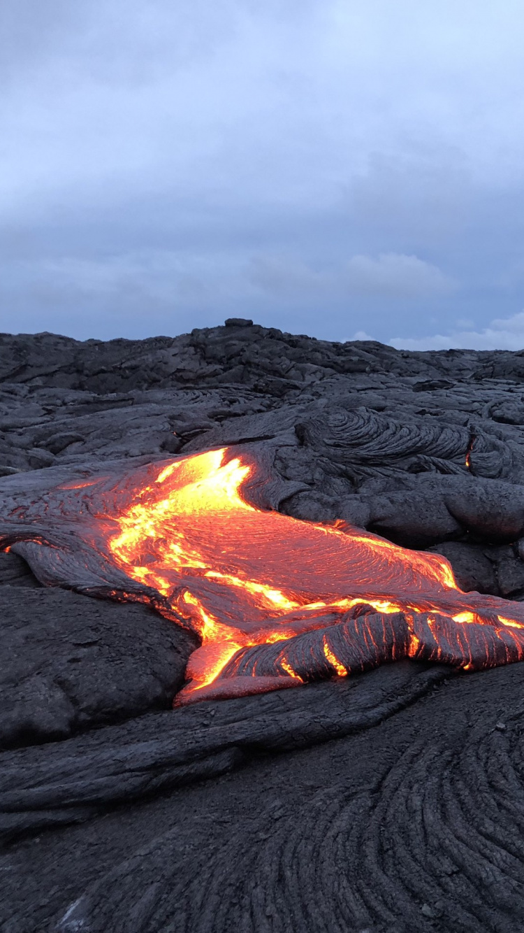 Brauner Sand Unter Grauem Wolkenhimmel Tagsüber. Wallpaper in 750x1334 Resolution