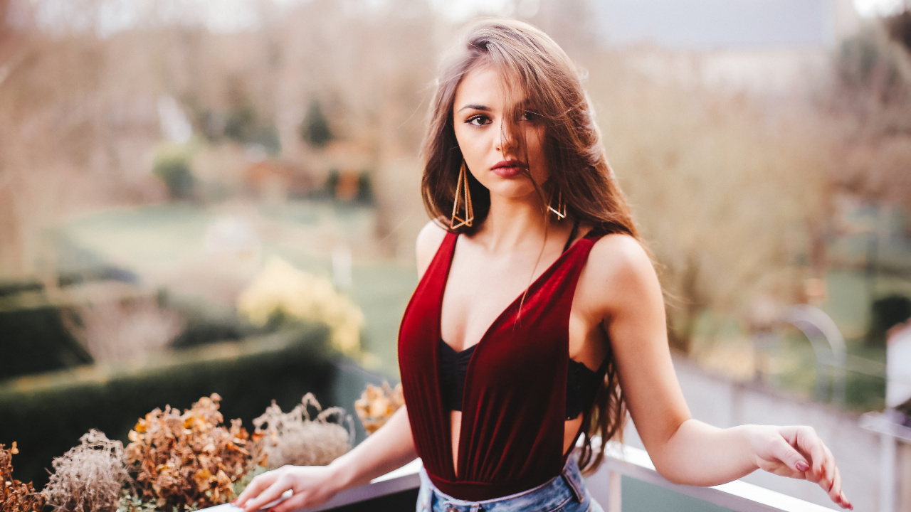 Mujer en Rojo Camiseta Sin Mangas y Pantalones Cortos de Mezclilla Azul de Pie Junto a Las Barandillas de Madera Blanca Durante el Día. Wallpaper in 1280x720 Resolution