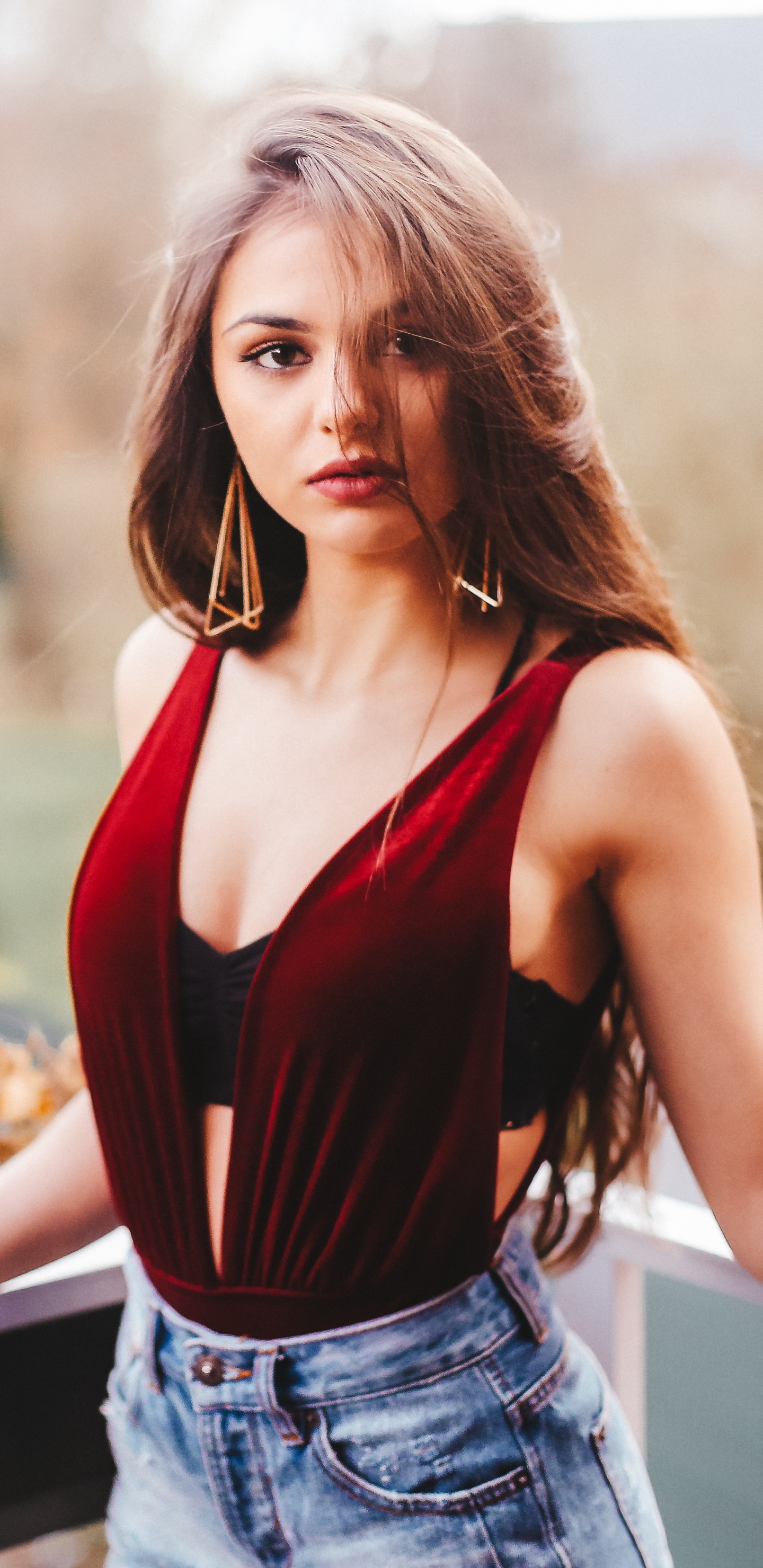 Femme en Débardeur Rouge et Short en Jean Bleu Debout à Côté de Balustrades en Bois Blanc Pendant la Journée. Wallpaper in 1440x2960 Resolution