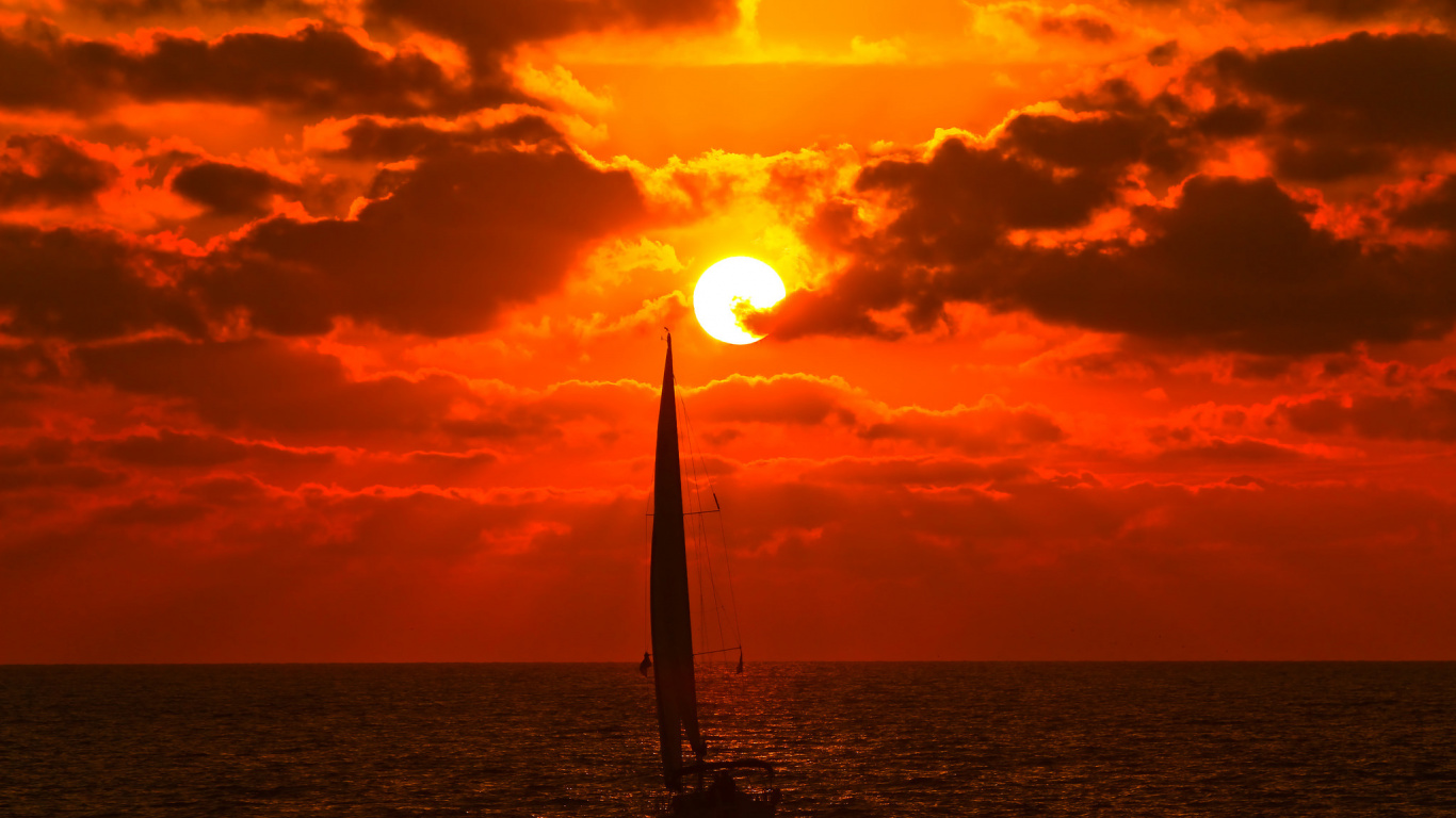 Silueta de Velero en el Mar Durante la Puesta de Sol. Wallpaper in 1366x768 Resolution
