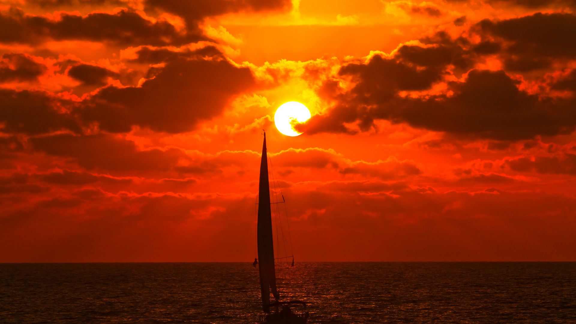 Silhouette de Voilier Sur Mer Pendant le Coucher du Soleil. Wallpaper in 1920x1080 Resolution