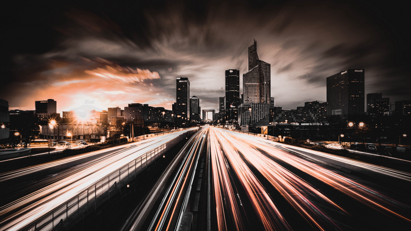 Zeitrafferfotografie Der Stadt Während Der Nachtzeit. Wallpaper in 1366x768 Resolution