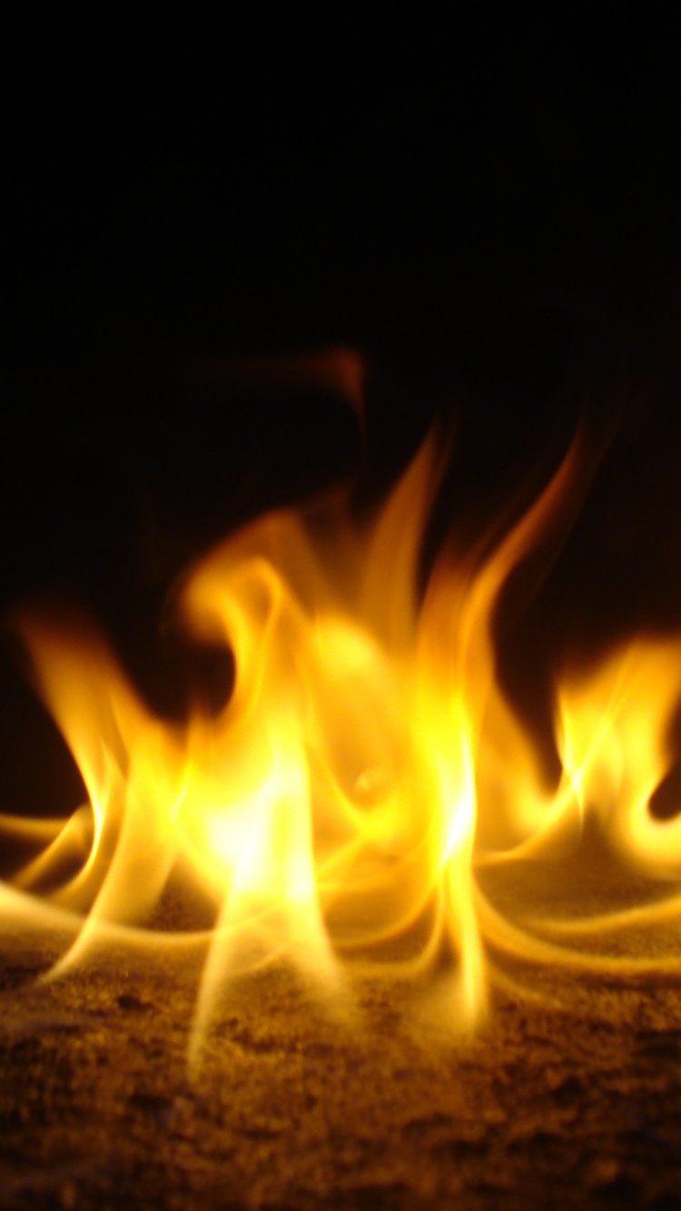 Feuer im Dunkeln Während Der Nacht. Wallpaper in 750x1334 Resolution