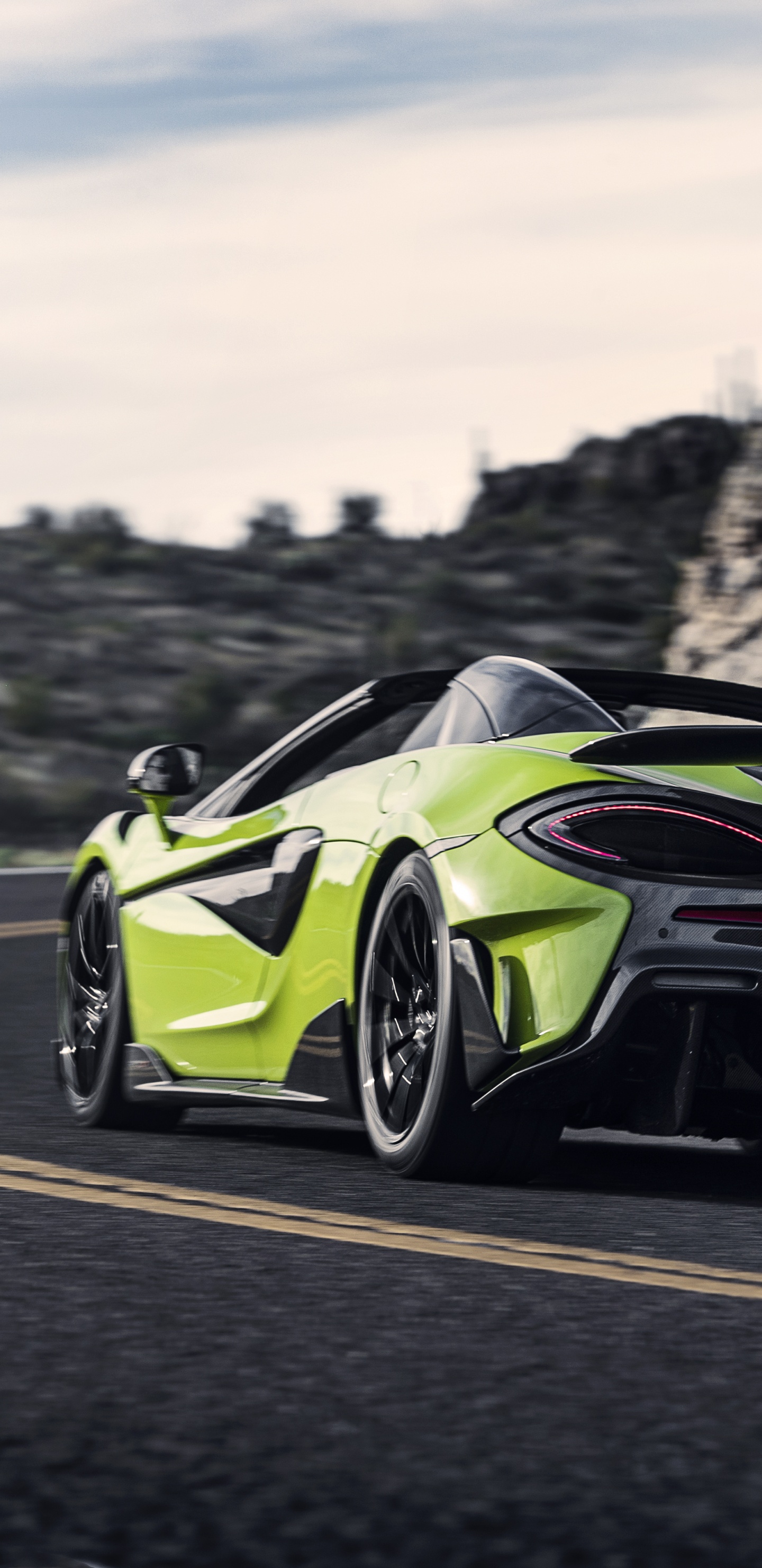 Porsche 911 Verte et Noire Sur Route Pendant la Journée. Wallpaper in 1440x2960 Resolution