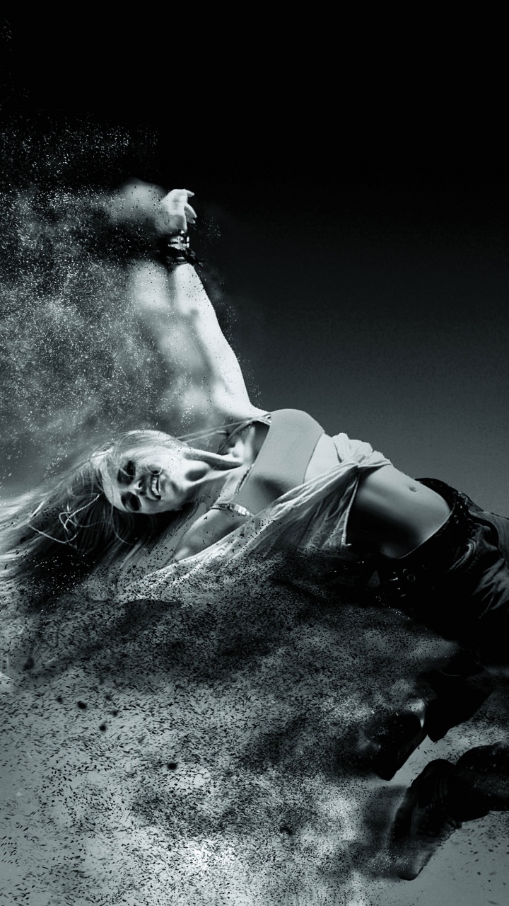 Homme en Veste Noire et Pantalon Allongé Sur L'eau. Wallpaper in 720x1280 Resolution