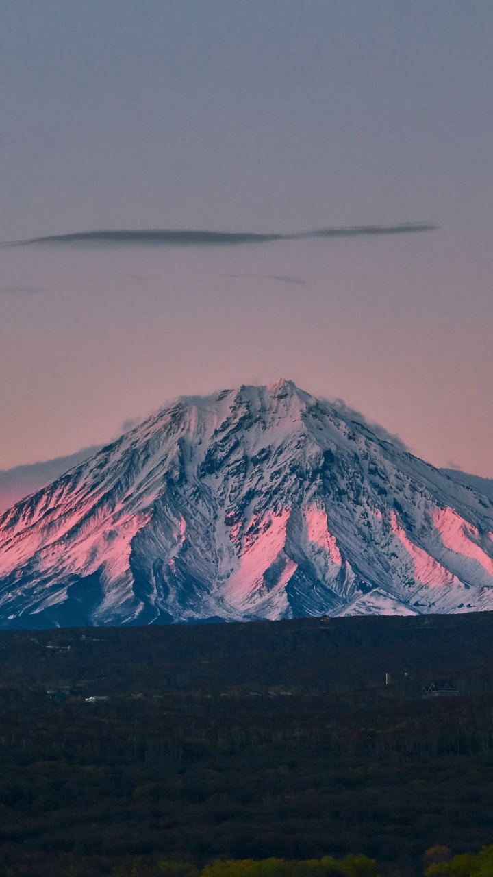 Montagne Brune et Blanche Sous Des Nuages Blancs. Wallpaper in 720x1280 Resolution