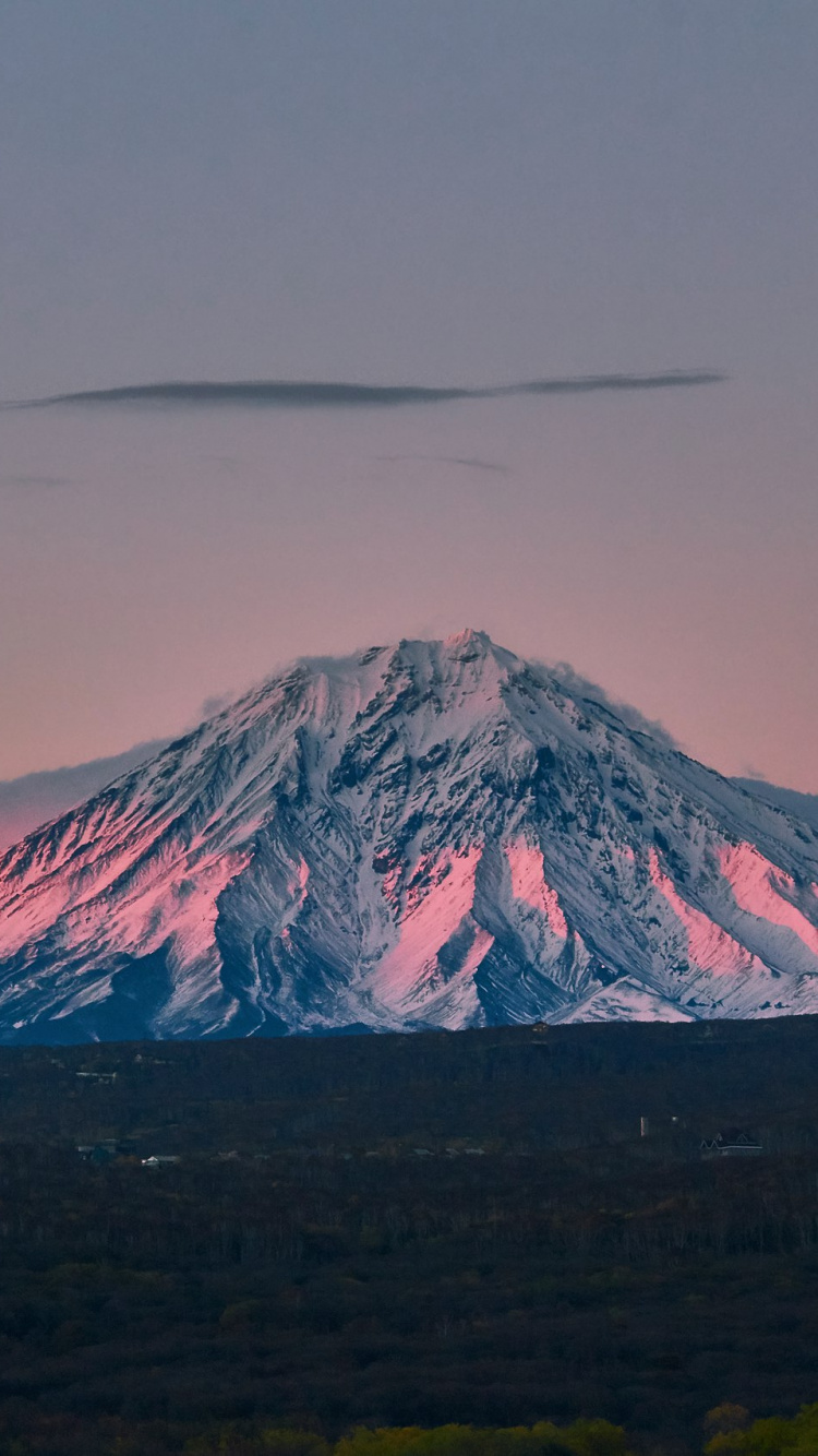 Montaña Marrón y Blanca Bajo Nubes Blancas. Wallpaper in 750x1334 Resolution