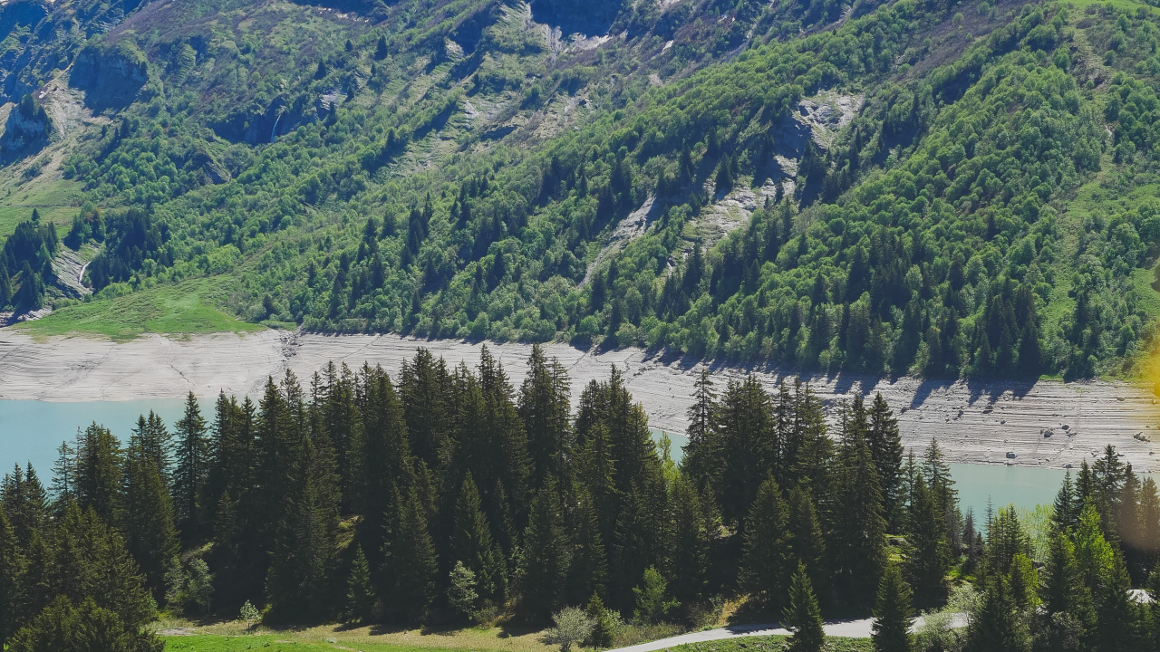 Green Trees Near Lake and Mountains During Daytime. Wallpaper in 1280x720 Resolution