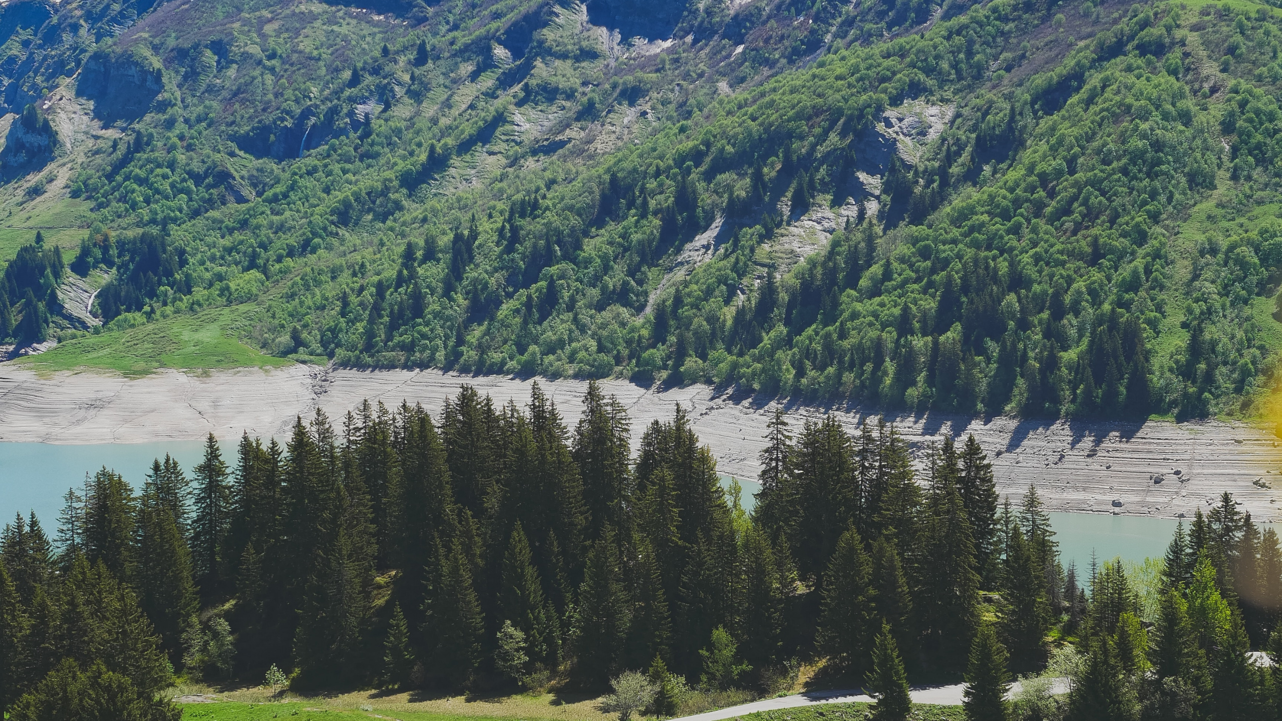 Green Trees Near Lake and Mountains During Daytime. Wallpaper in 2560x1440 Resolution