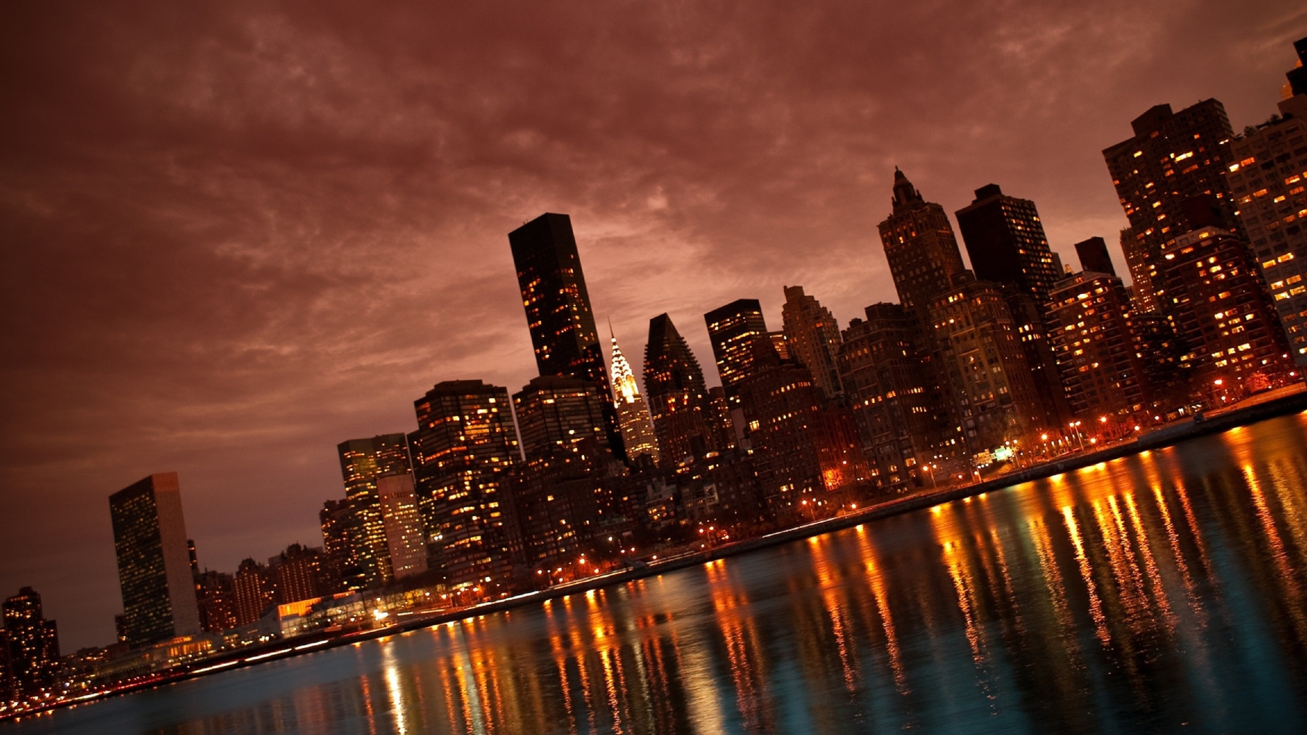 Horizonte de la Ciudad Durante la Noche. Wallpaper in 2560x1440 Resolution