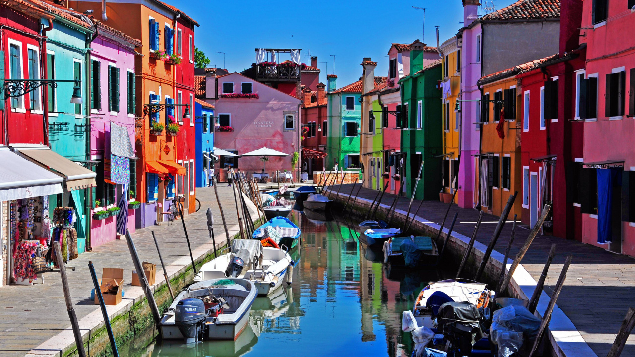 Bateau Sur le Quai Près Des Maisons Pendant la Journée. Wallpaper in 1280x720 Resolution