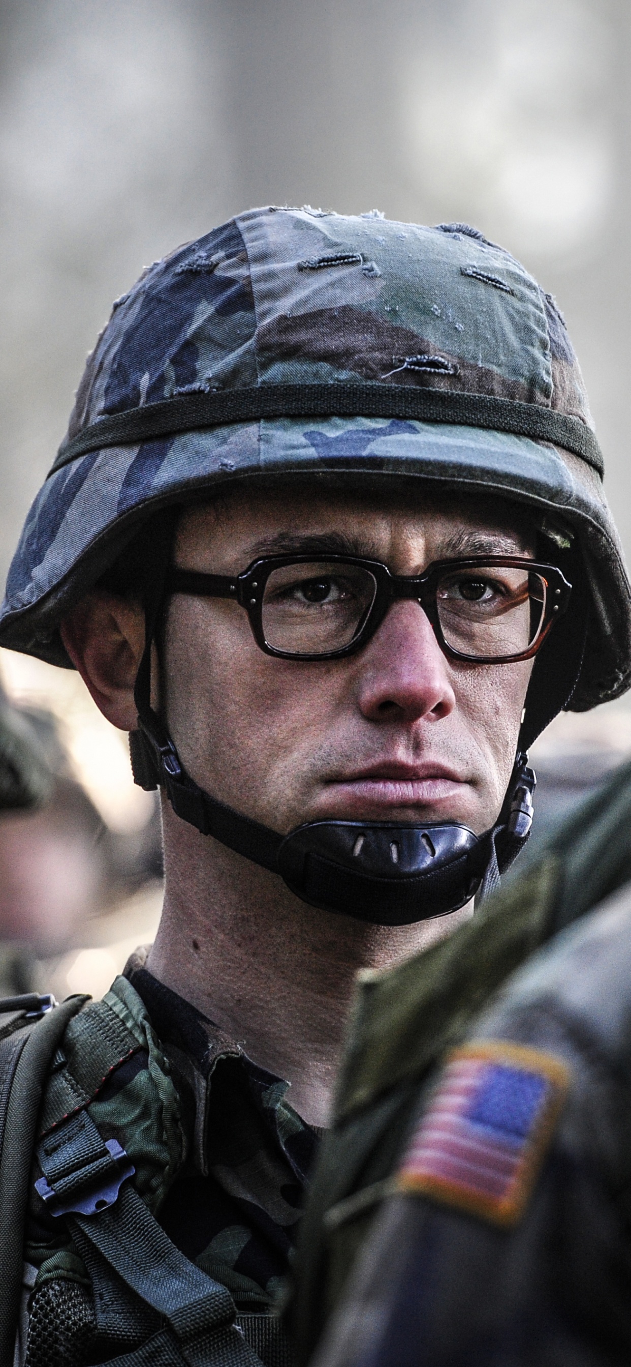 Homme en Uniforme de Camouflage Noir et Vert Portant Des Lunettes de Soleil Noires. Wallpaper in 1242x2688 Resolution