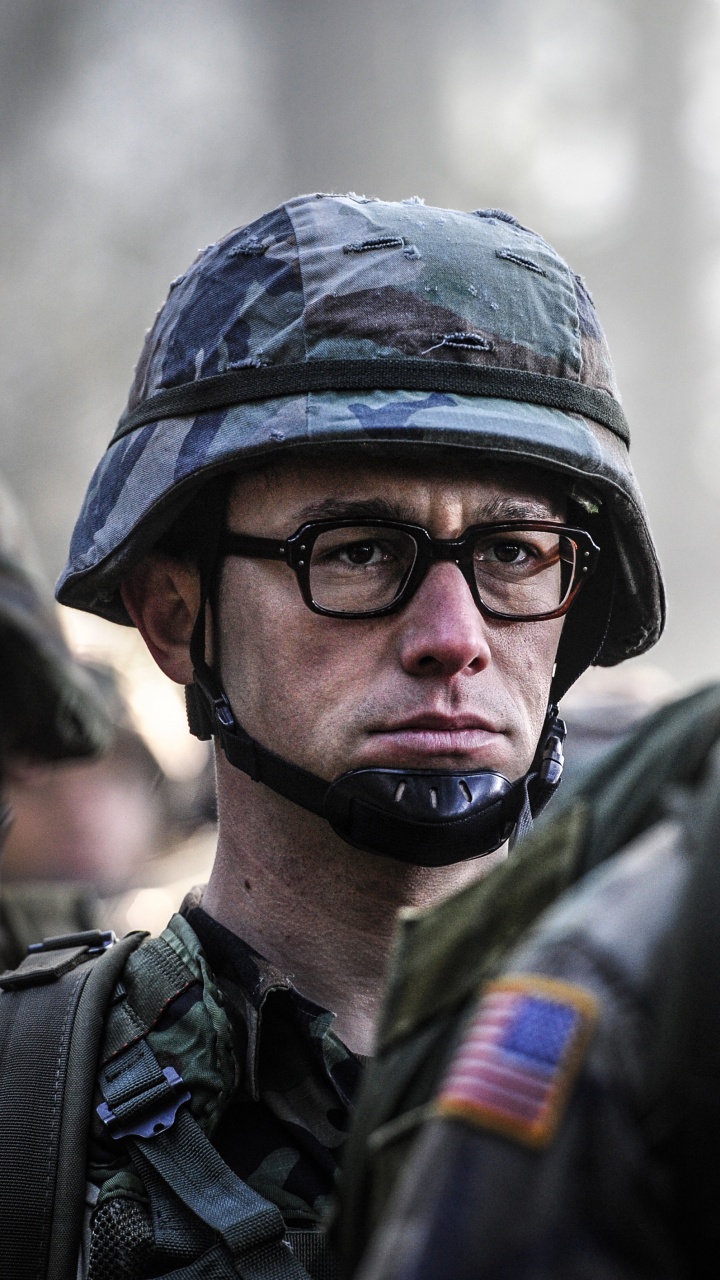 Homme en Uniforme de Camouflage Noir et Vert Portant Des Lunettes de Soleil Noires. Wallpaper in 720x1280 Resolution