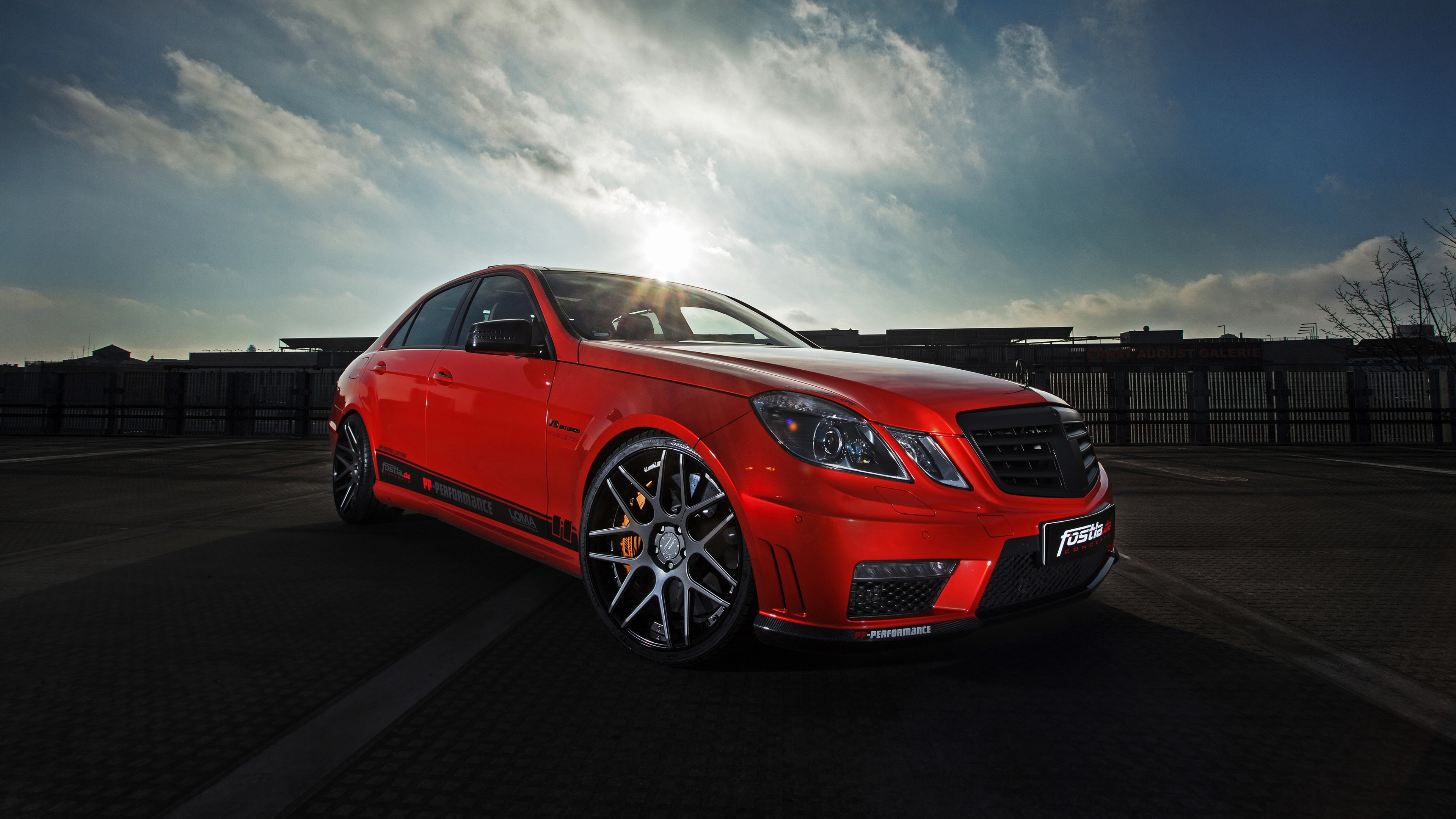 Audi r 8 Rouge Sur Route Sous Ciel Nuageux. Wallpaper in 3840x2160 Resolution