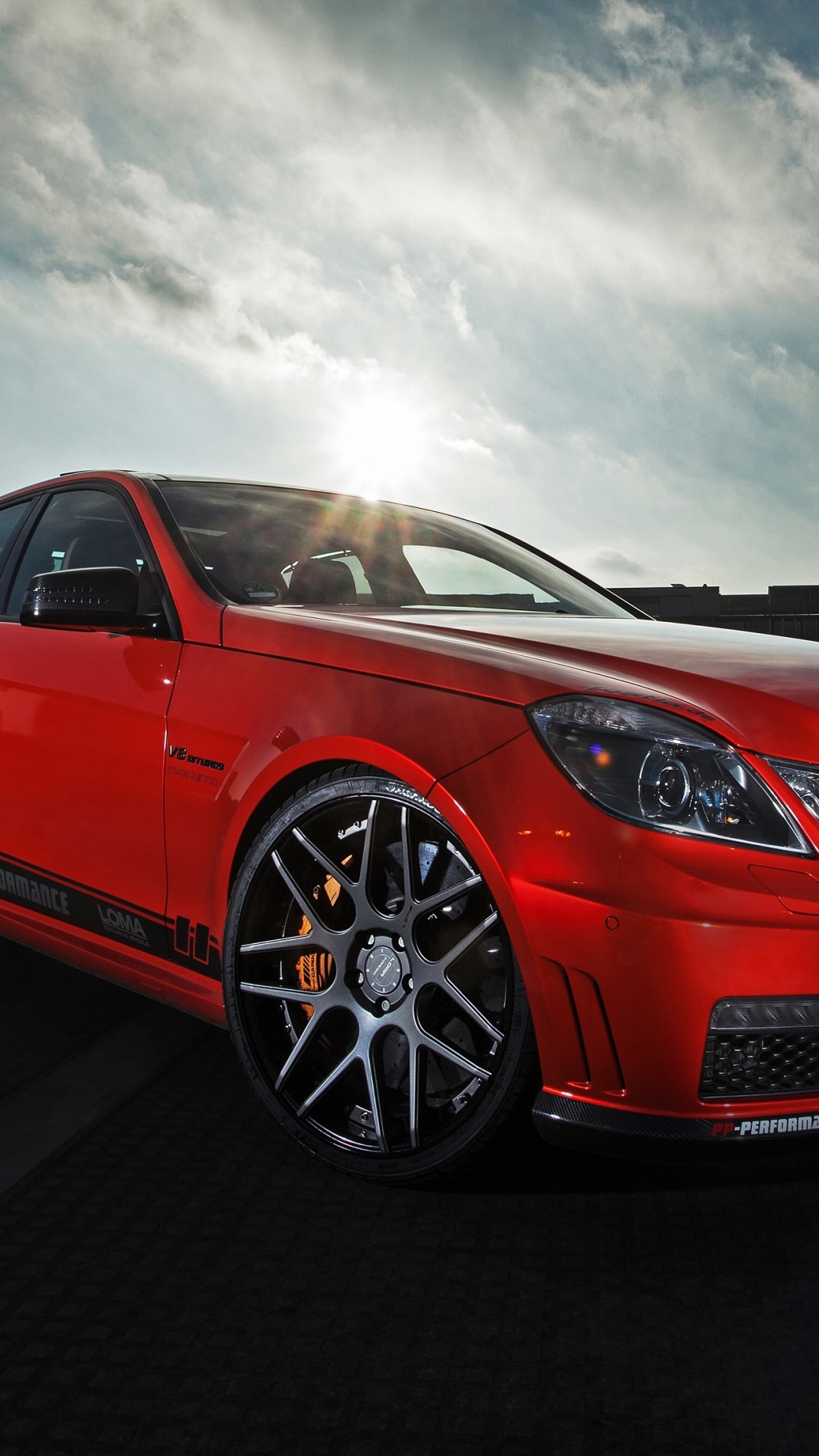 Roter Audi r 8 Unterwegs Bei Bewölktem Himmel. Wallpaper in 1080x1920 Resolution