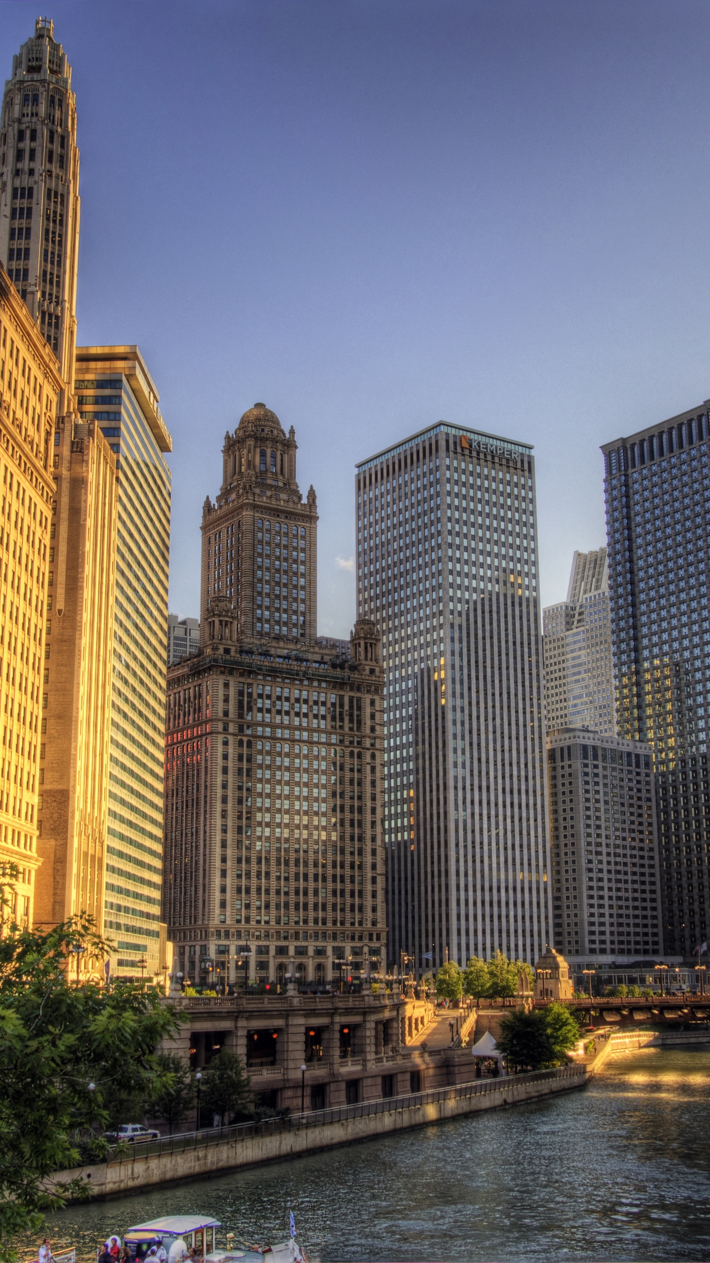 Bâtiments de la Ville Près D'un Plan D'eau Pendant la Nuit. Wallpaper in 1440x2560 Resolution