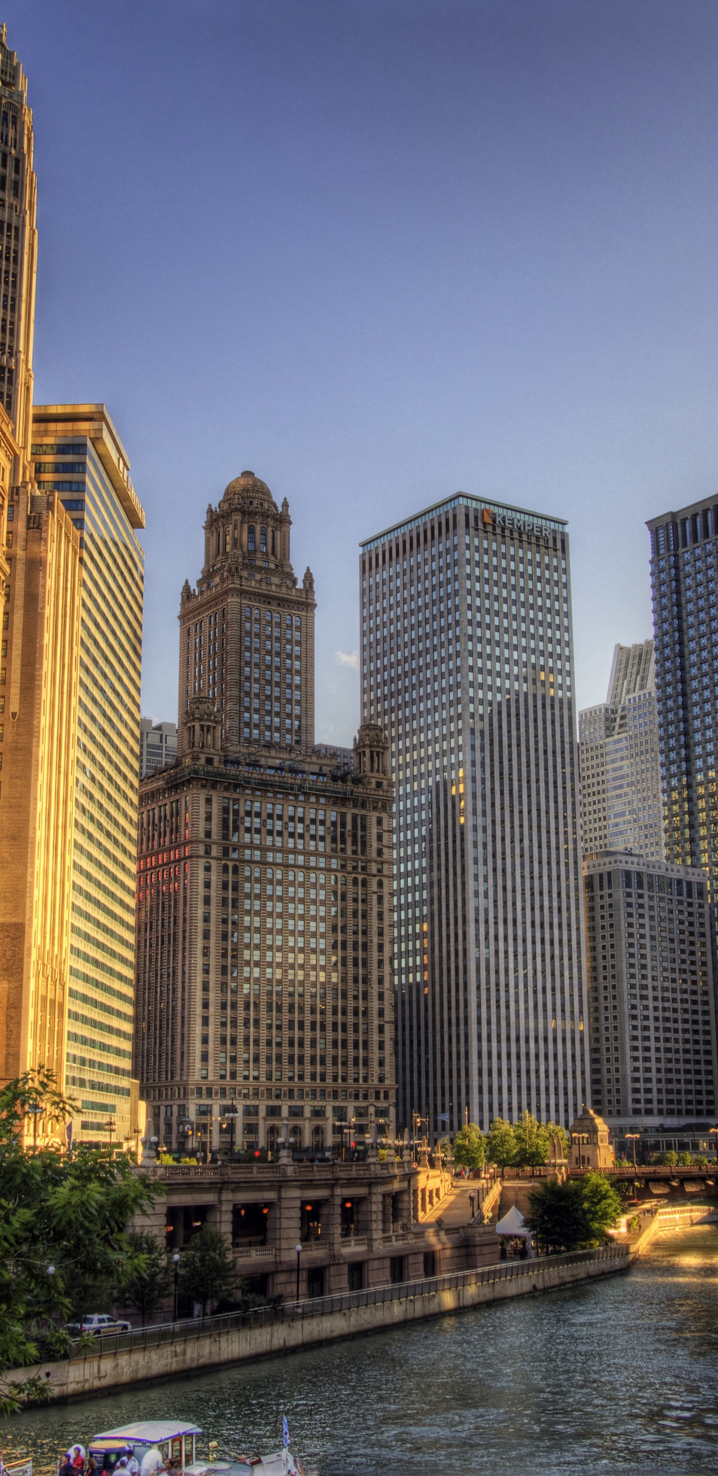 Edificios de la Ciudad Cerca Del Cuerpo de Agua Durante la Noche. Wallpaper in 1440x2960 Resolution