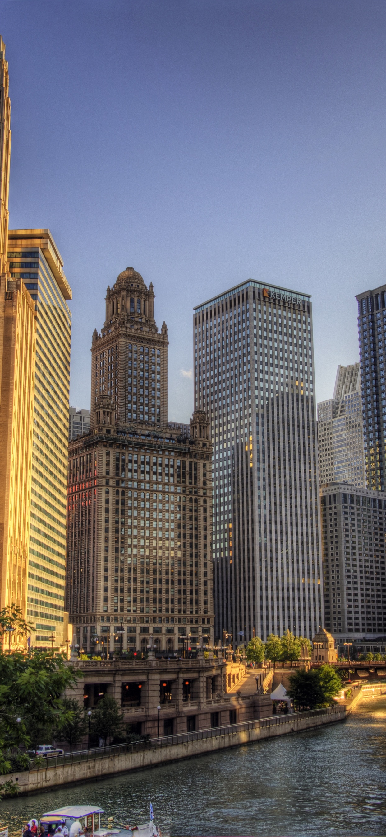 Stadtgebäude in Der Nähe Von Gewässern Während Der Nacht. Wallpaper in 1242x2688 Resolution