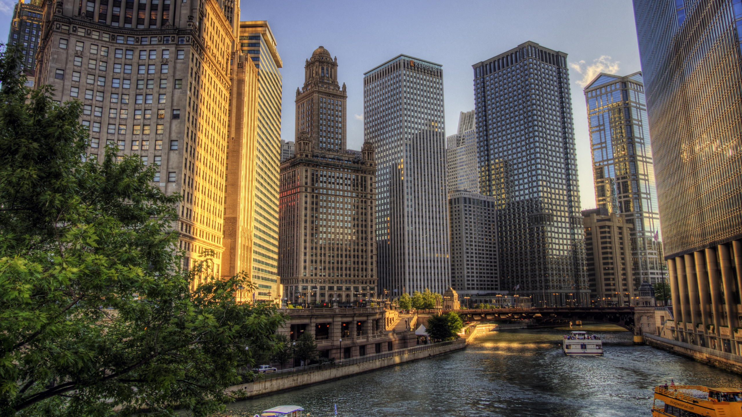 Stadtgebäude in Der Nähe Von Gewässern Während Der Nacht. Wallpaper in 2560x1440 Resolution