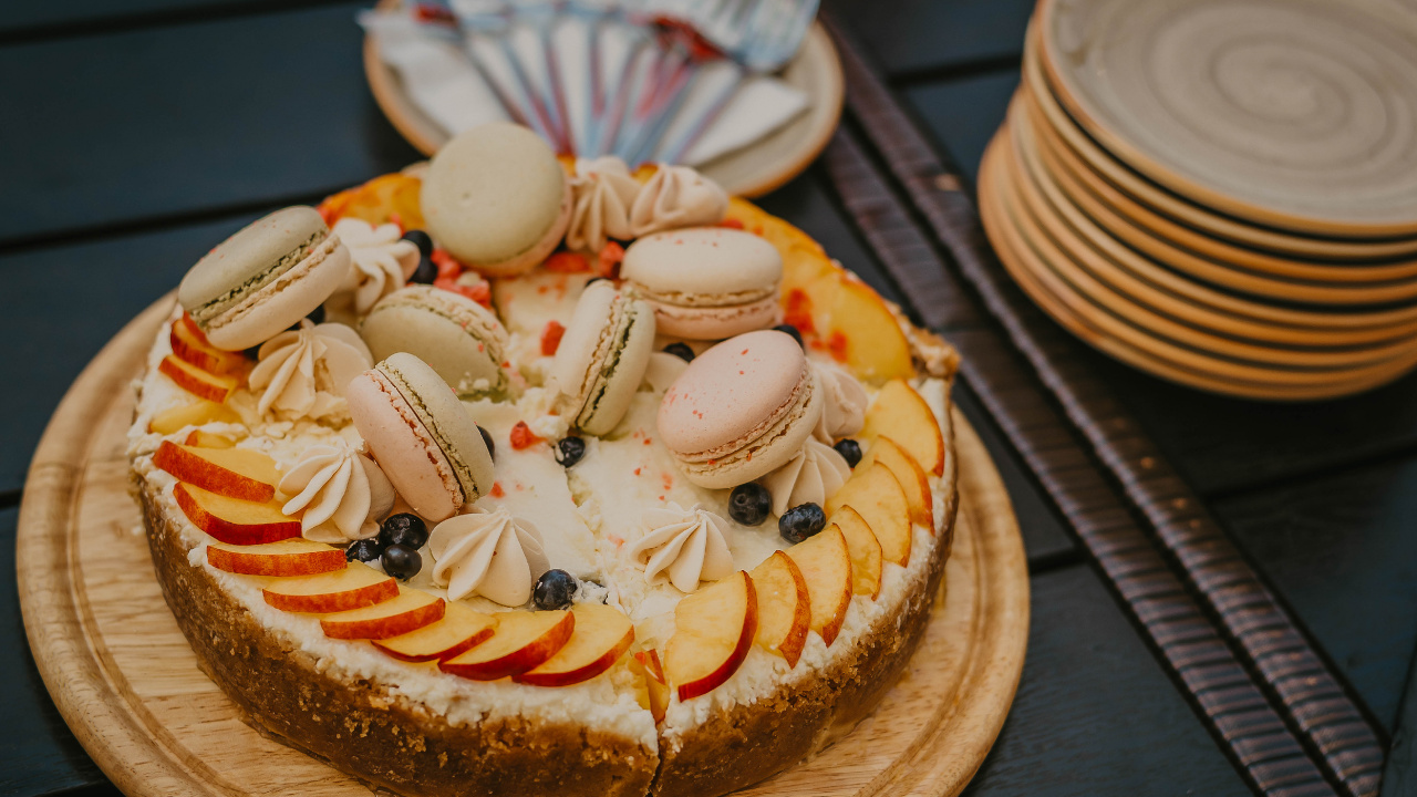 Gâteau Brun et Blanc Avec Glaçage Blanc Sur le Dessus. Wallpaper in 1280x720 Resolution