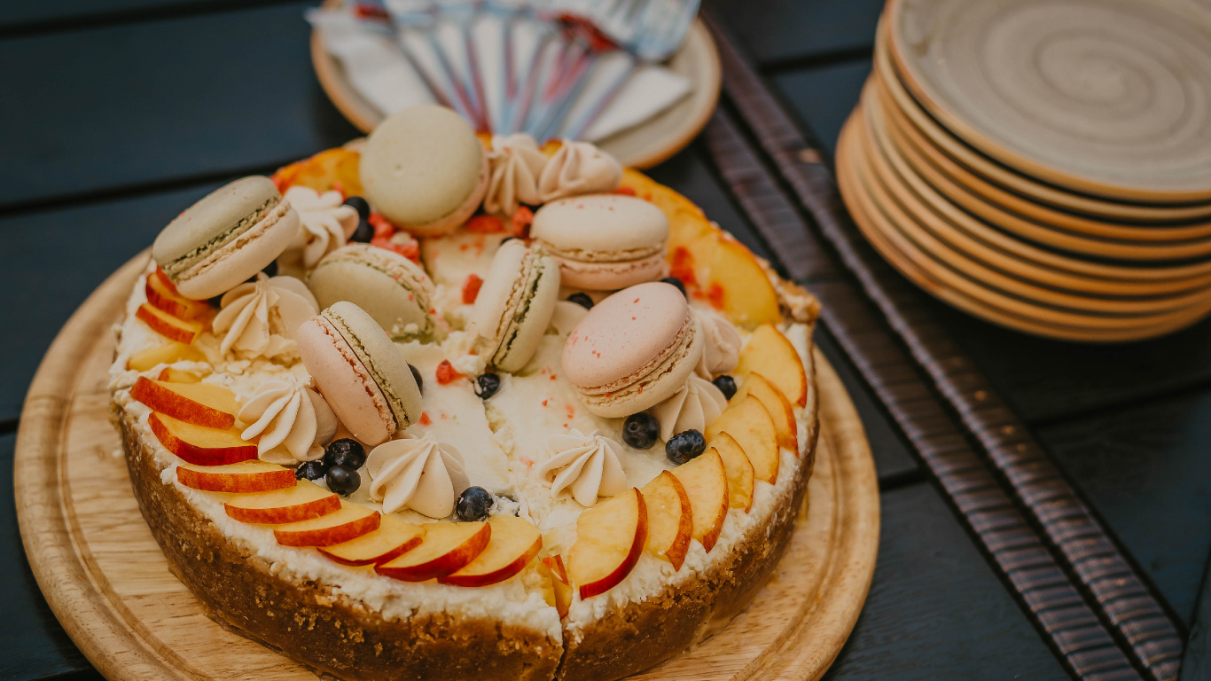 Gâteau Brun et Blanc Avec Glaçage Blanc Sur le Dessus. Wallpaper in 1366x768 Resolution