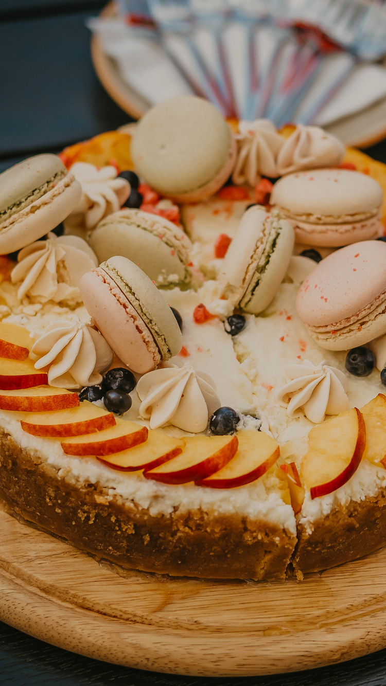 Gâteau Brun et Blanc Avec Glaçage Blanc Sur le Dessus. Wallpaper in 750x1334 Resolution