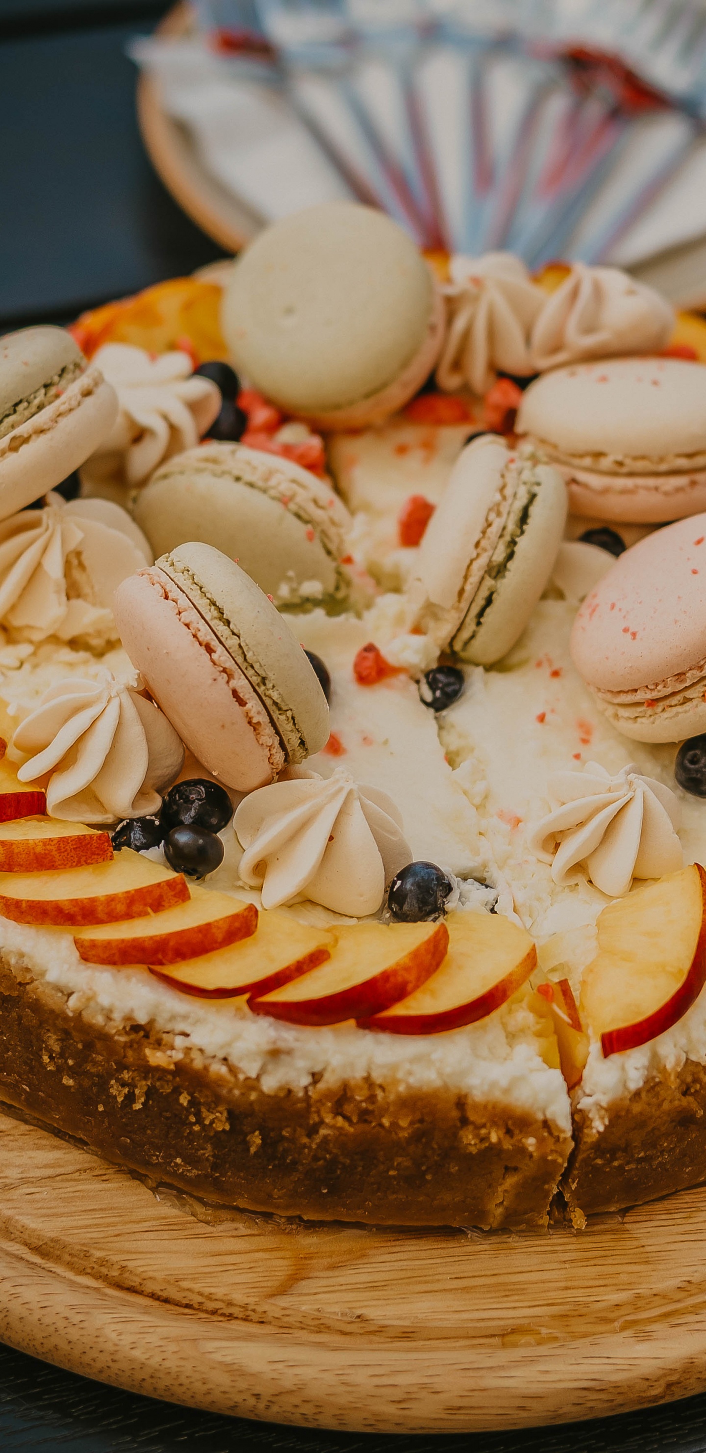 Pastel Marrón y Blanco Con Glaseado Blanco en la Parte Superior. Wallpaper in 1440x2960 Resolution