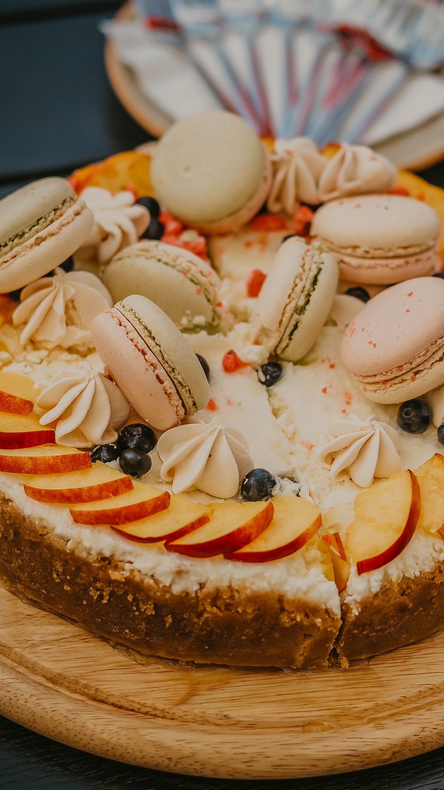 Braun-weißer Kuchen Mit Weißem Zuckerguss Oben Drauf. Wallpaper in 1440x2560 Resolution