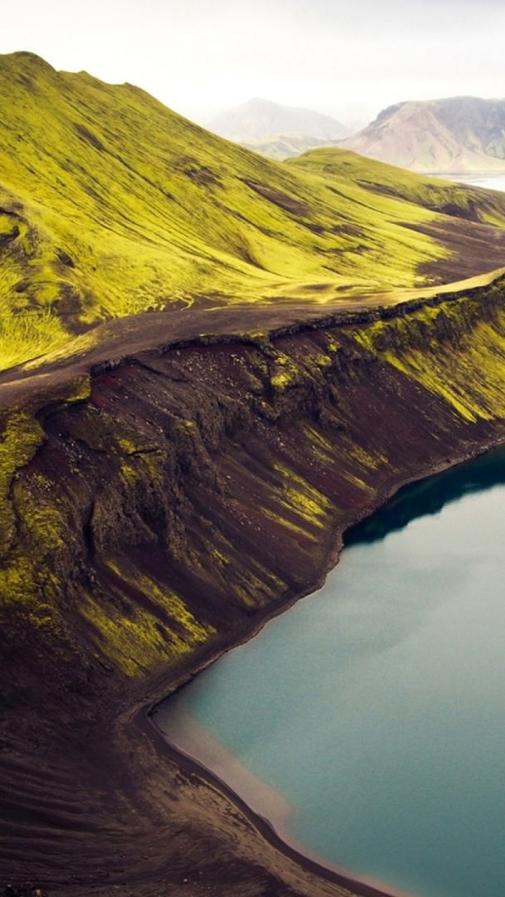 Montaña Marrón y Verde Junto al Lago Durante el Día. Wallpaper in 720x1280 Resolution
