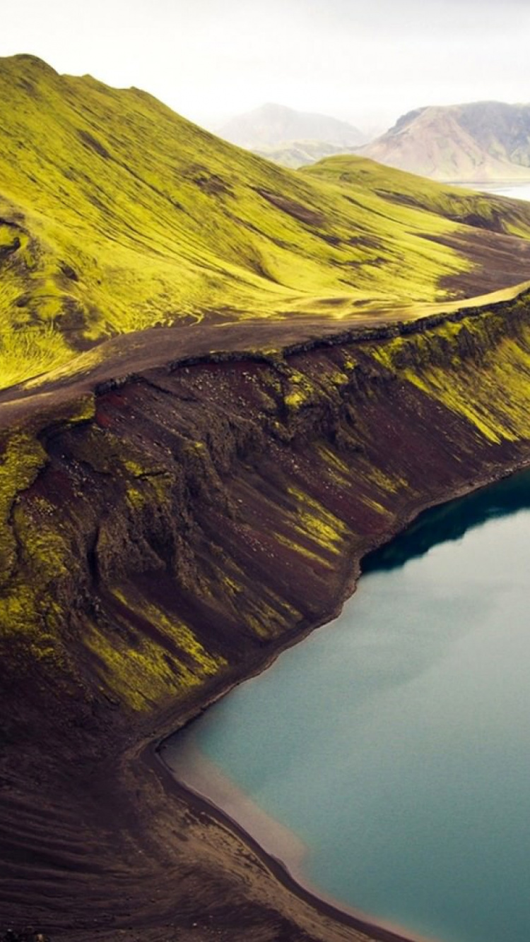 Montaña Marrón y Verde Junto al Lago Durante el Día. Wallpaper in 750x1334 Resolution
