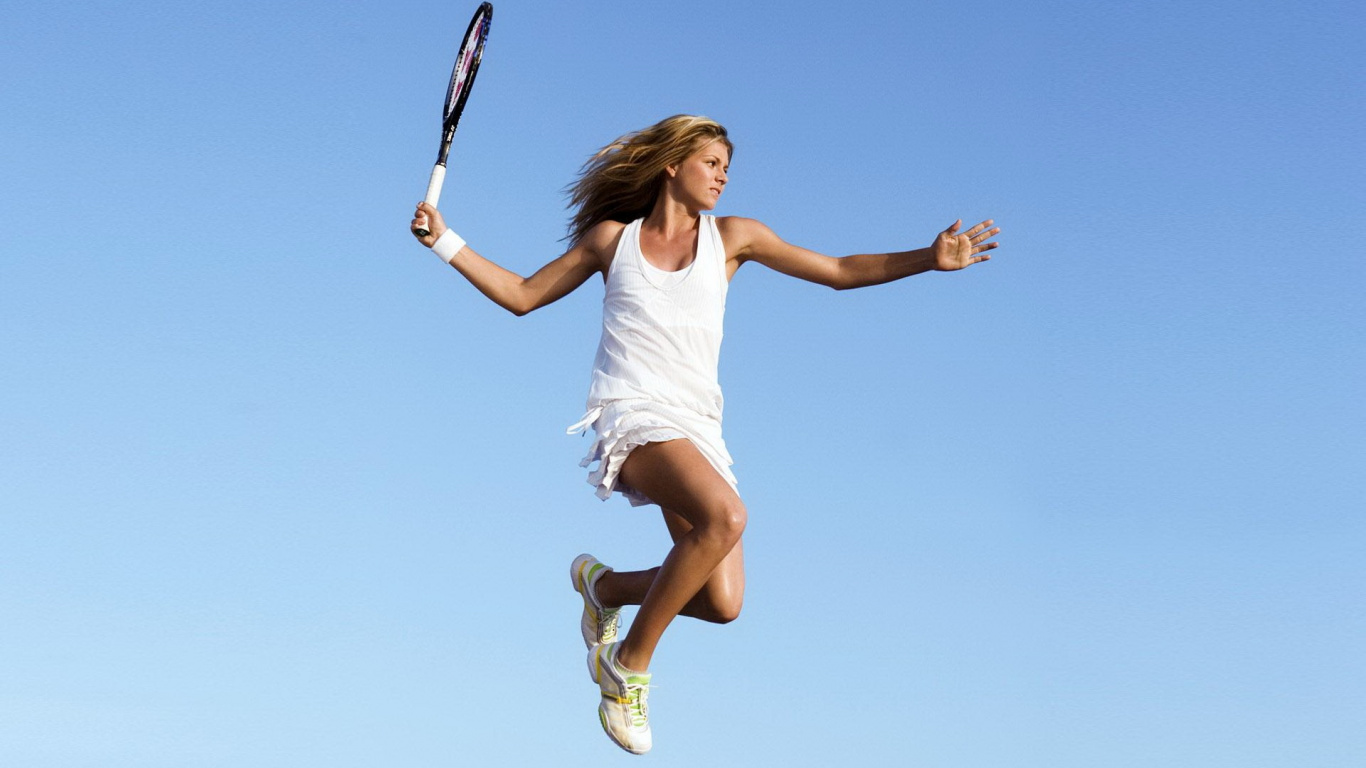 Femme en Débardeur Blanc et Short Blanc Jouant au Basket Pendant la Journée. Wallpaper in 1366x768 Resolution