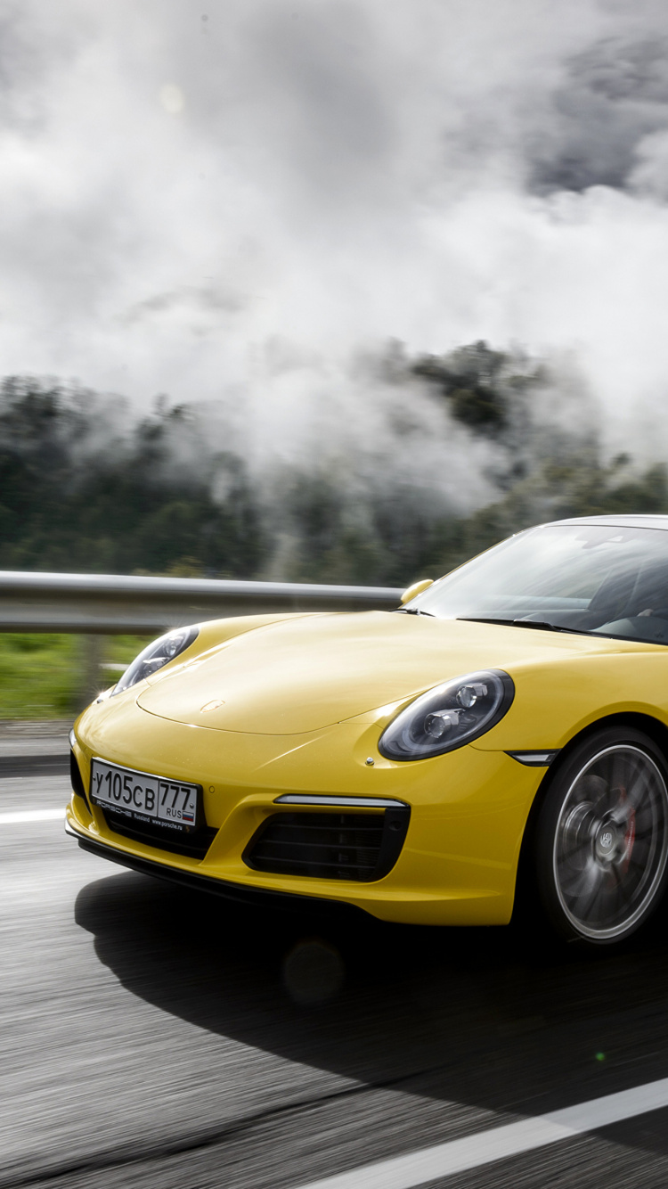 Porsche 911 Amarillo en la Carretera Durante el Día. Wallpaper in 750x1334 Resolution