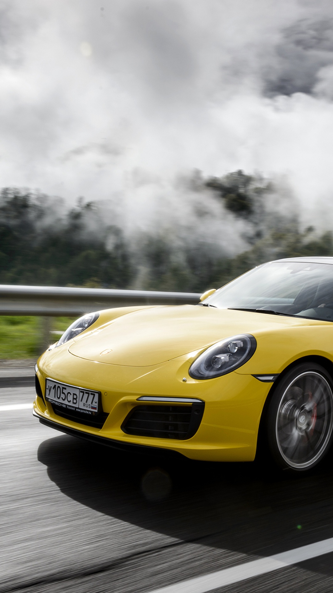 Gelber Porsche 911 Tagsüber Unterwegs. Wallpaper in 1080x1920 Resolution