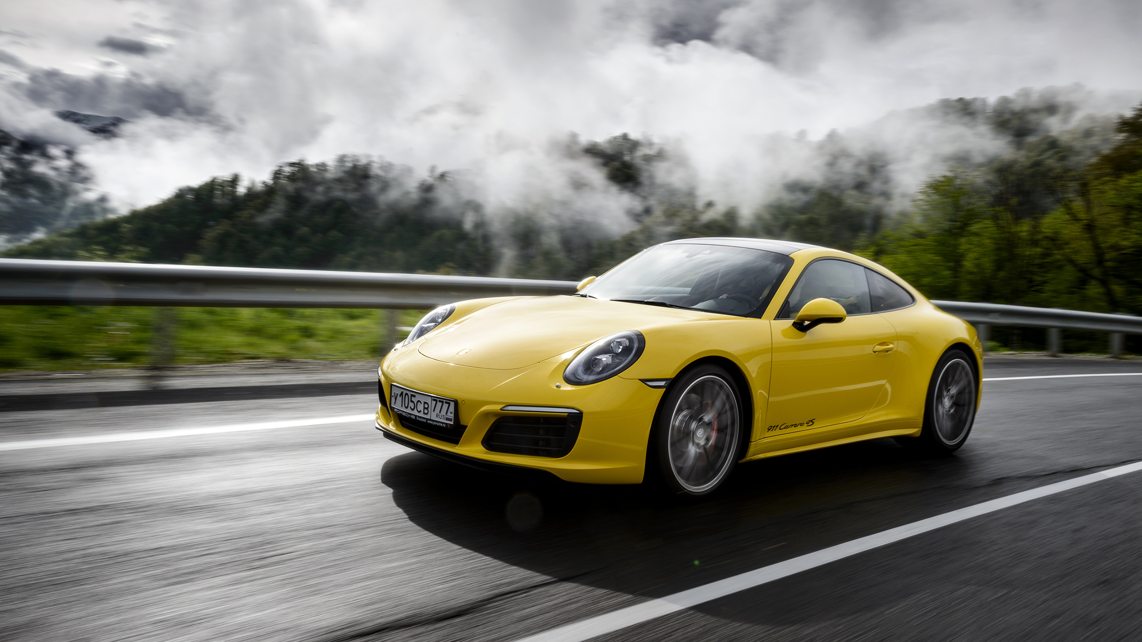 Gelber Porsche 911 Tagsüber Unterwegs. Wallpaper in 3840x2160 Resolution