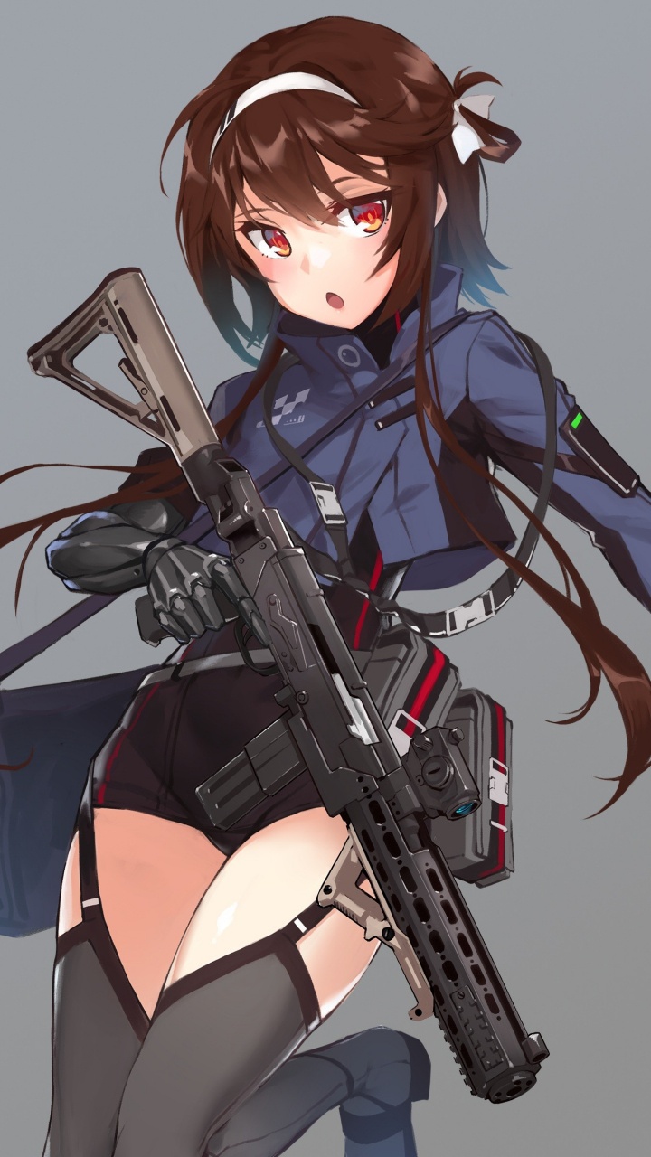 Mujer en Vestido Azul y Negro Con Personaje de Anime de Rifle. Wallpaper in 720x1280 Resolution