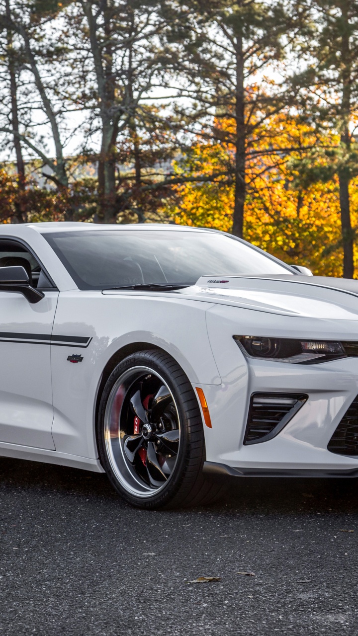 Mercedes Benz Coupe Blanco en la Carretera Durante el Día. Wallpaper in 720x1280 Resolution