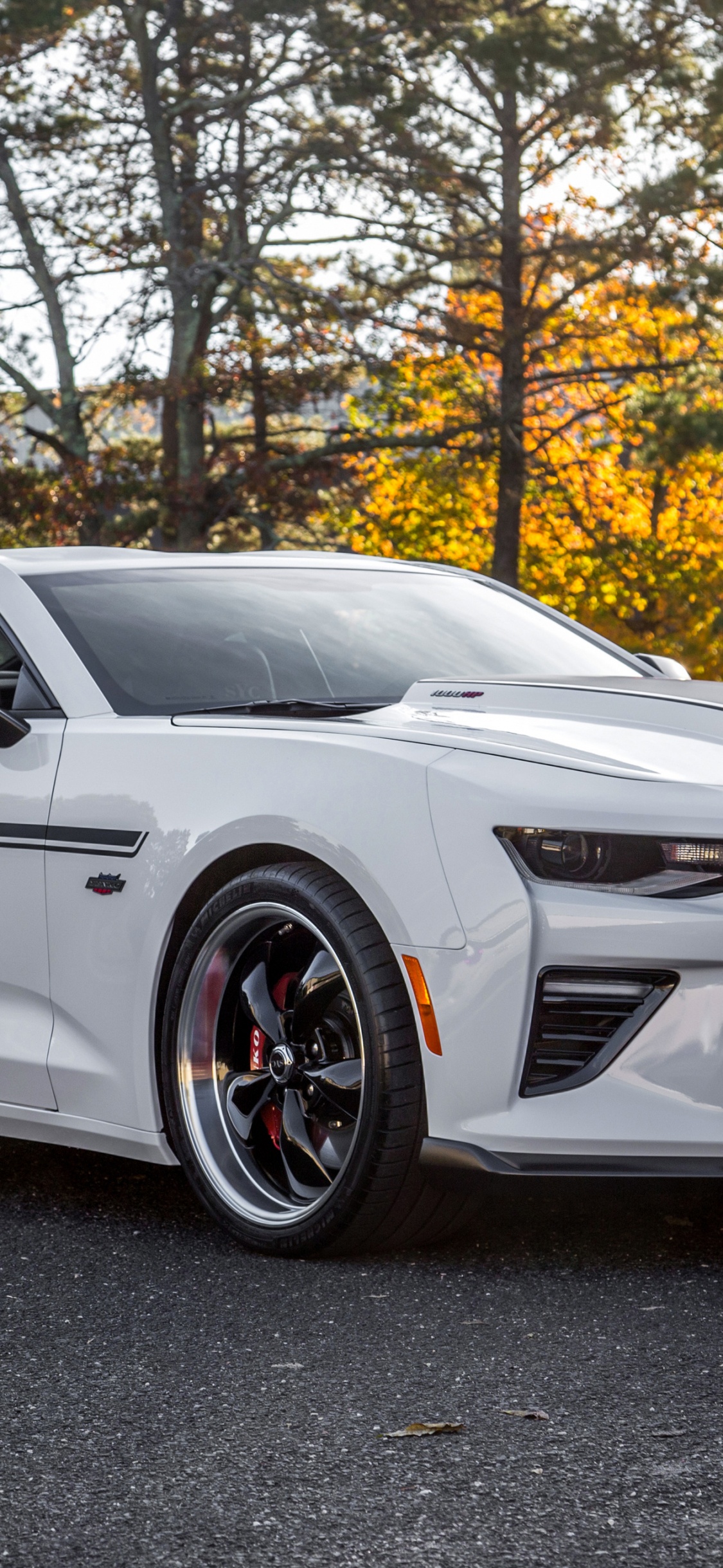 Mercedes Benz Coupé Blanc Sur Route Pendant la Journée. Wallpaper in 1125x2436 Resolution