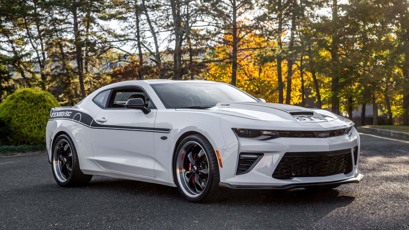 Mercedes Benz Coupé Blanc Sur Route Pendant la Journée. Wallpaper in 1366x768 Resolution