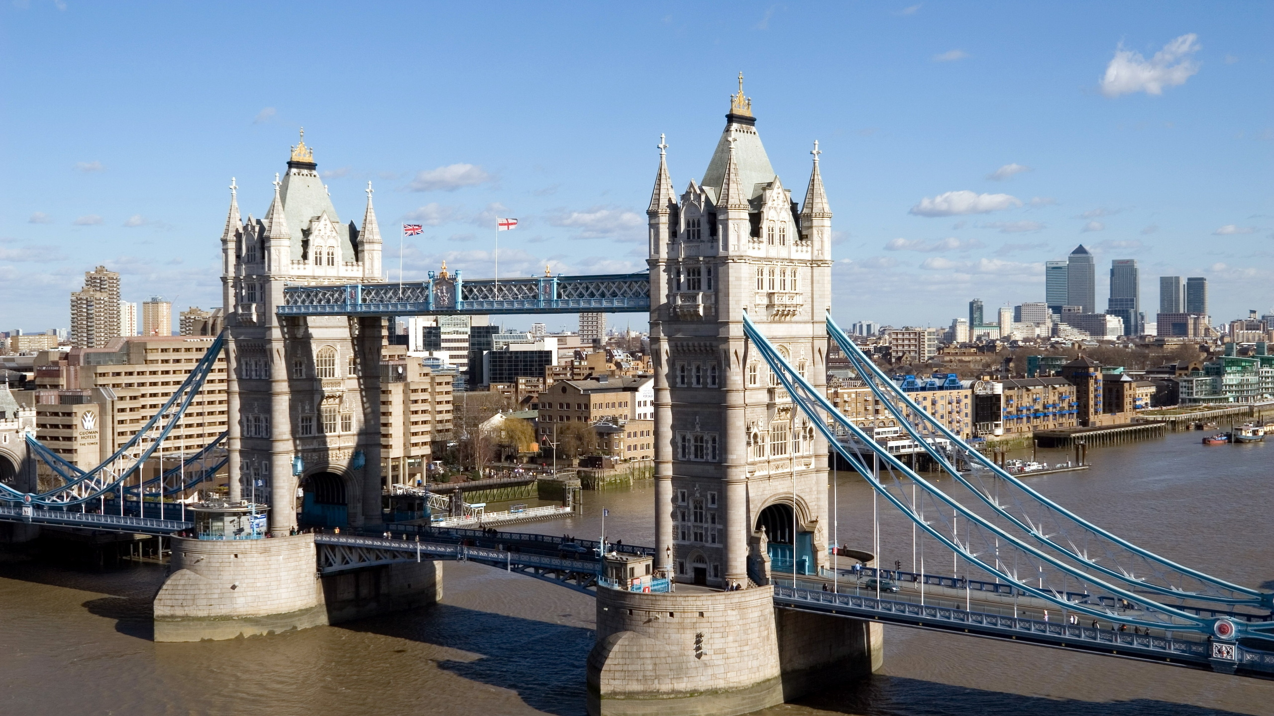 Weiße Und Braune Betonbrücke Unter Blauem Himmel Tagsüber. Wallpaper in 2560x1440 Resolution